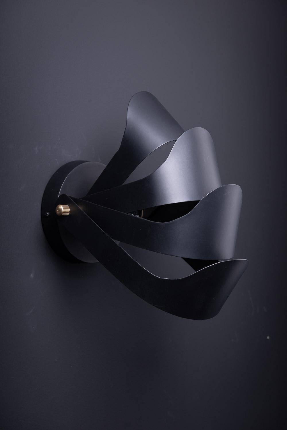 Black metal and modular wall light, elegant, presence and class. Sleek design, midcentury style, you can direct the flood of light according to your wishes. New item, never used.