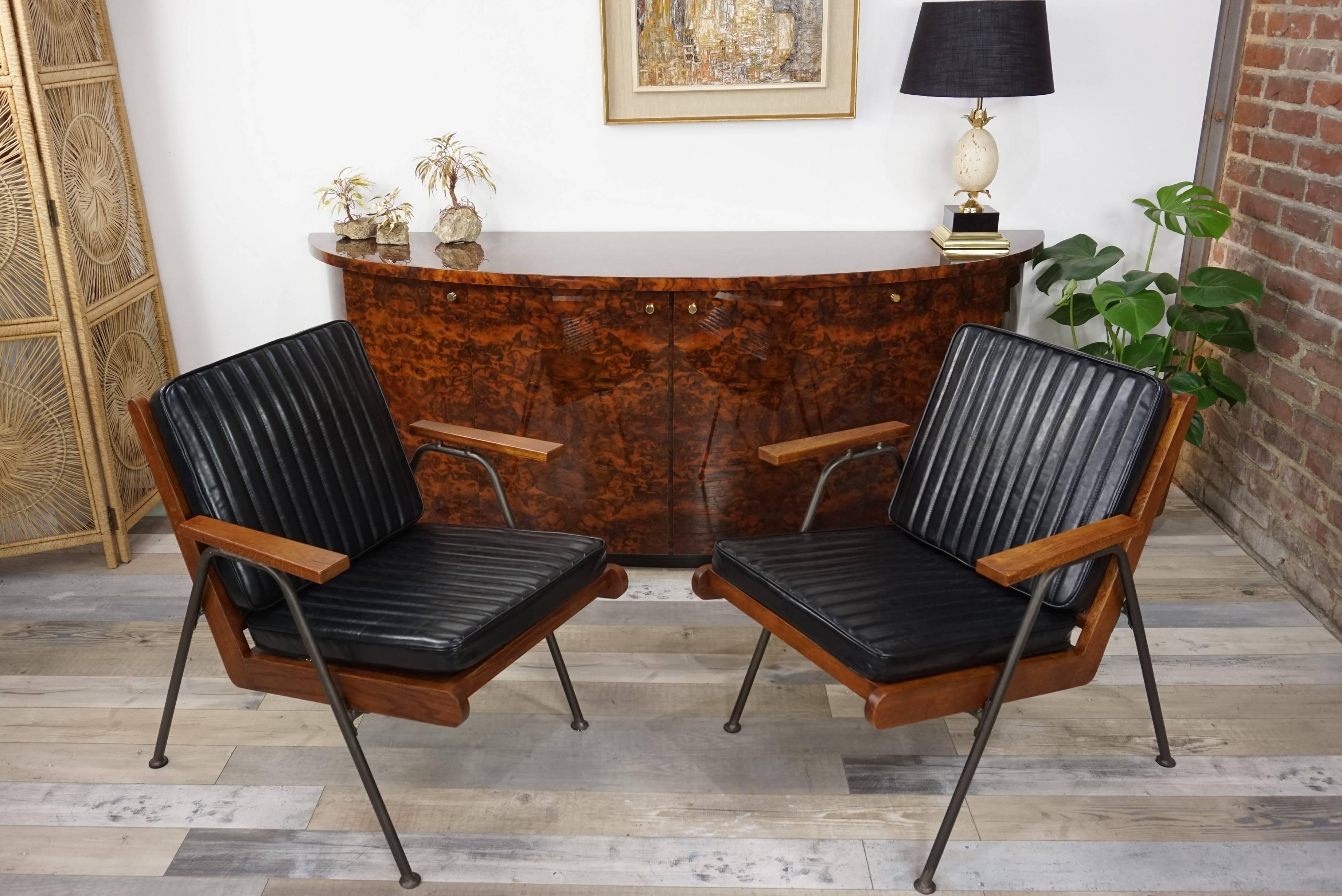 Scandinavian look and industrial style for those comfy armchairs: wooden shell, metal structure and black faux-leather cushions (H seat 45cm / H armrests 59cm; new items, never used).