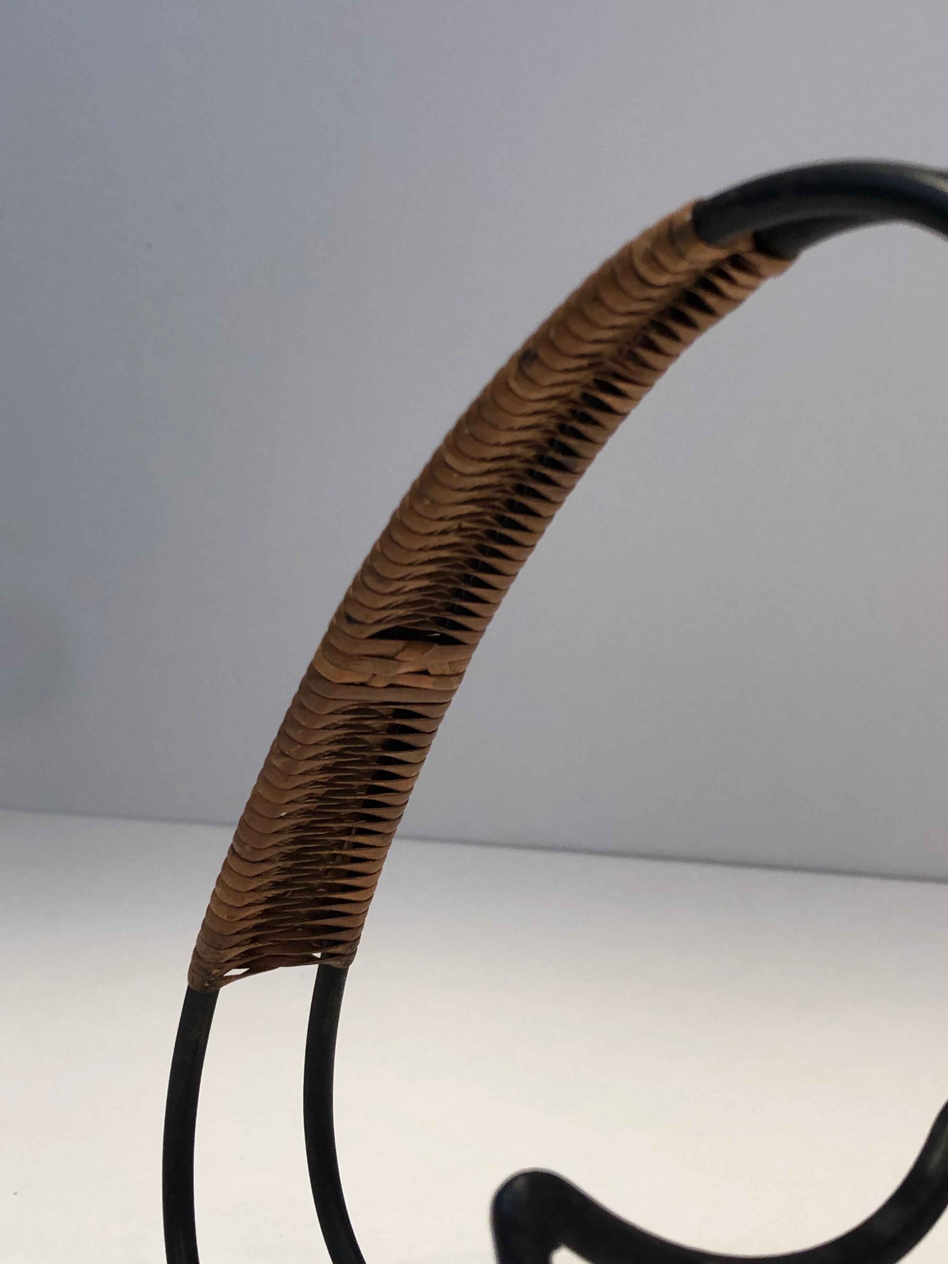 Flaschenhalter aus schwarzem Metall und Rattan, Skandinavien, um 1950 im Angebot 4