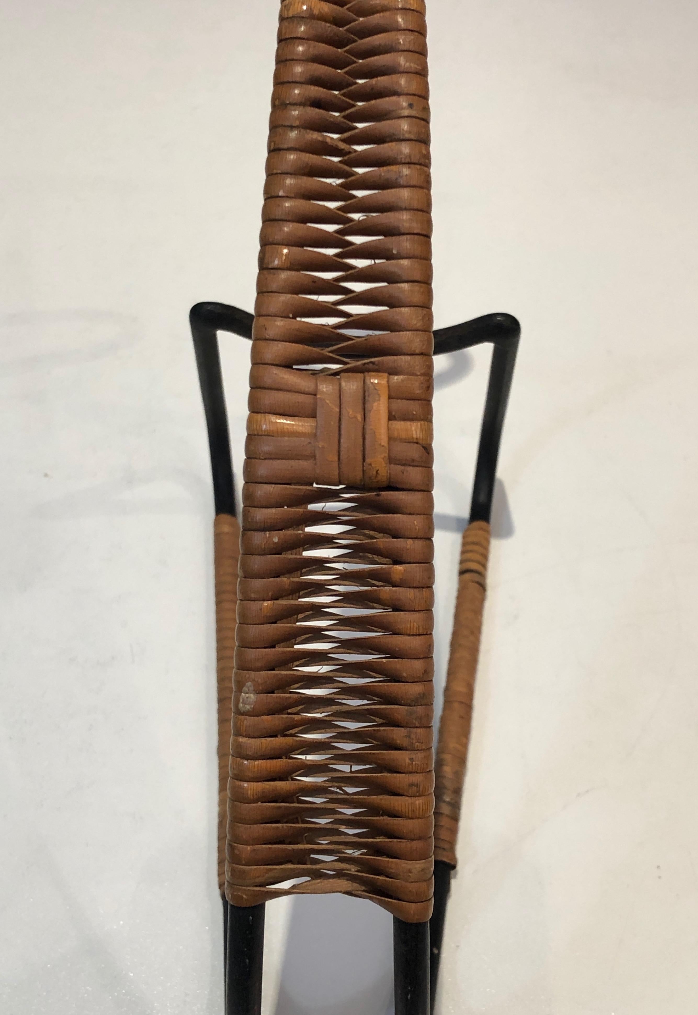 Flaschenhalter aus schwarzem Metall und Rattan, Skandinavien, um 1950 im Angebot 6