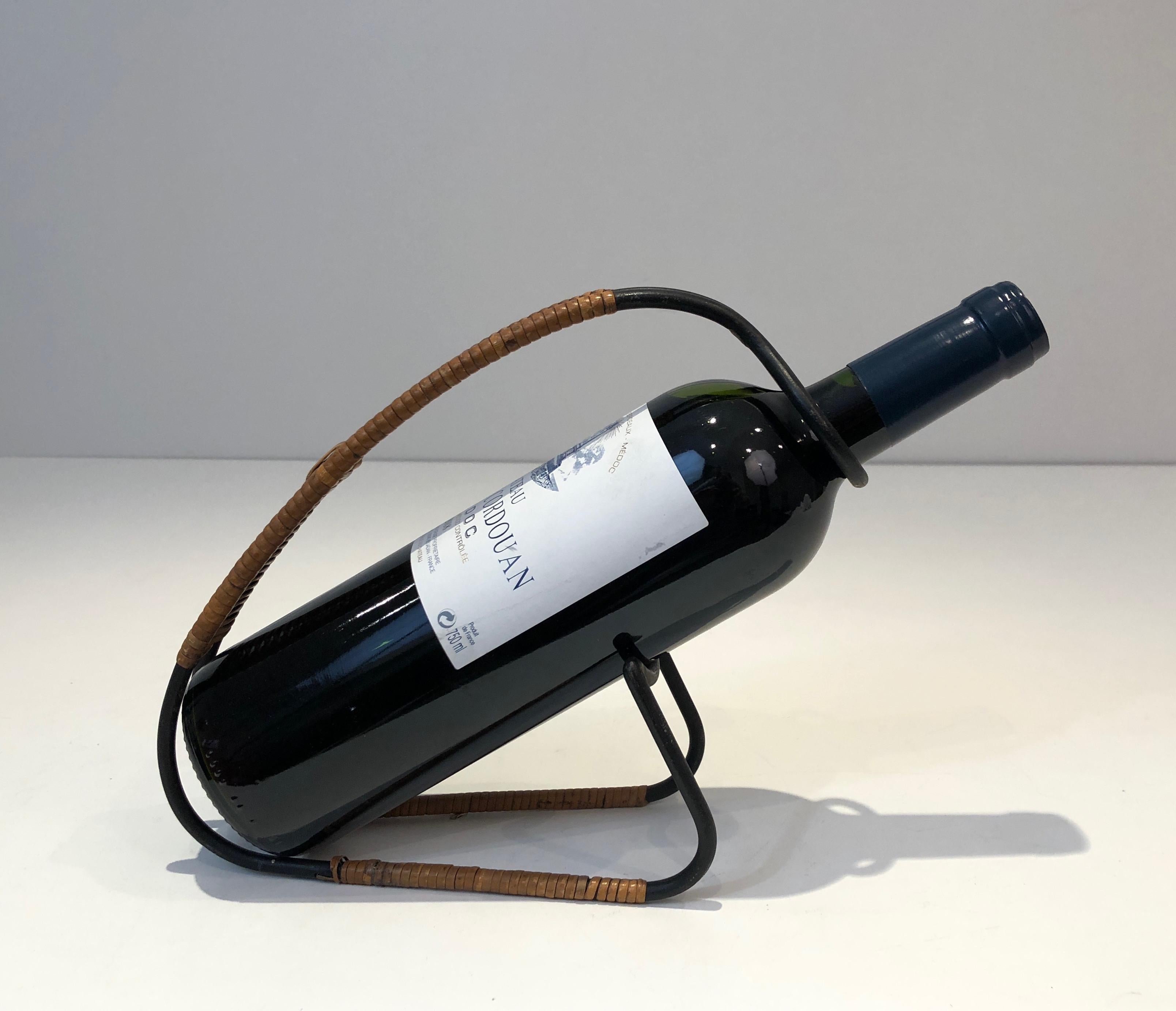Flaschenhalter aus schwarzem Metall und Rattan, Skandinavien, um 1950 im Angebot 3