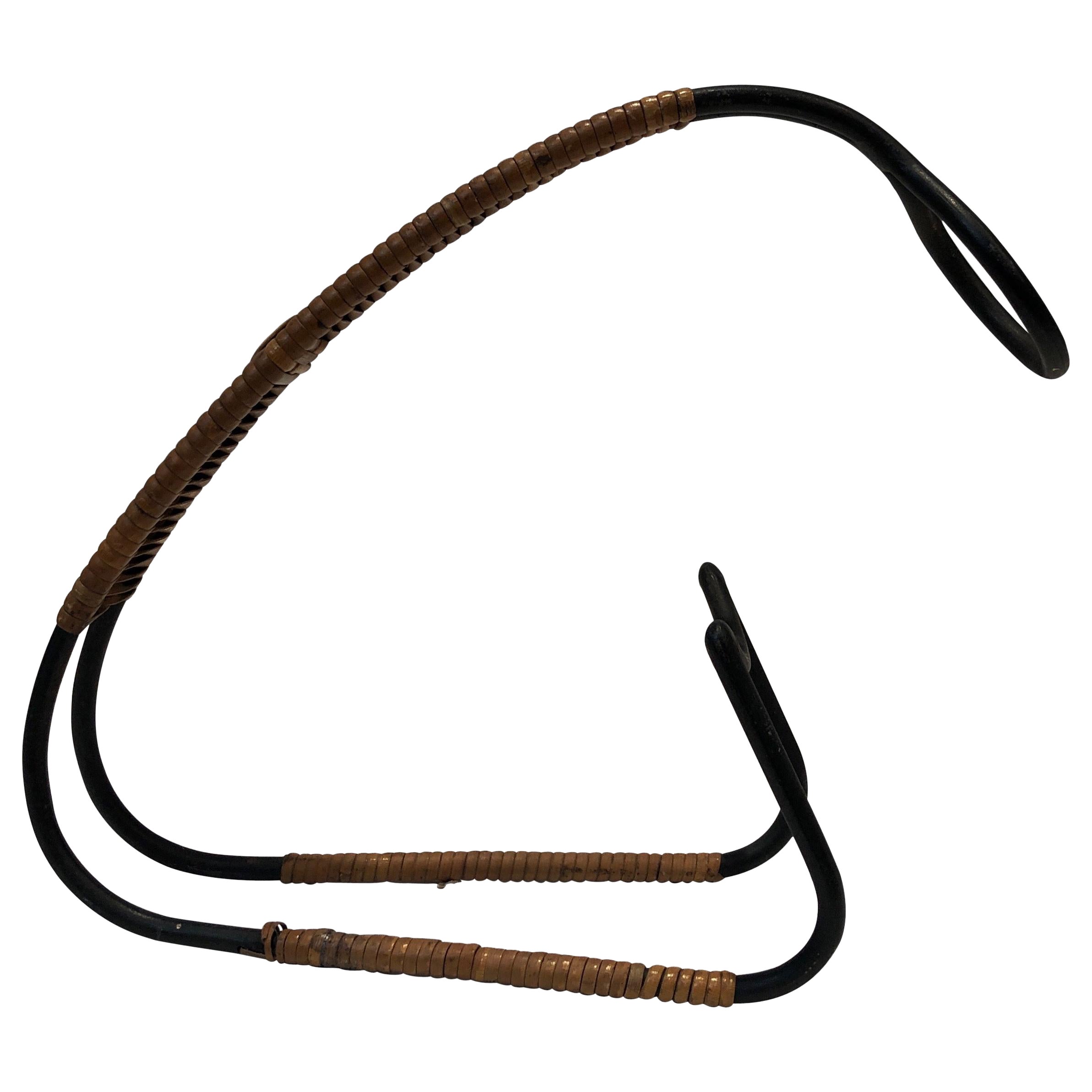 Flaschenhalter aus schwarzem Metall und Rattan, Skandinavien, um 1950