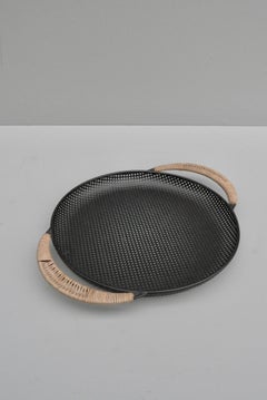 Tablett aus schwarzem Metall und Rattan, entworfen von Mathieu Matégot, Frankreich, 1950er Jahre