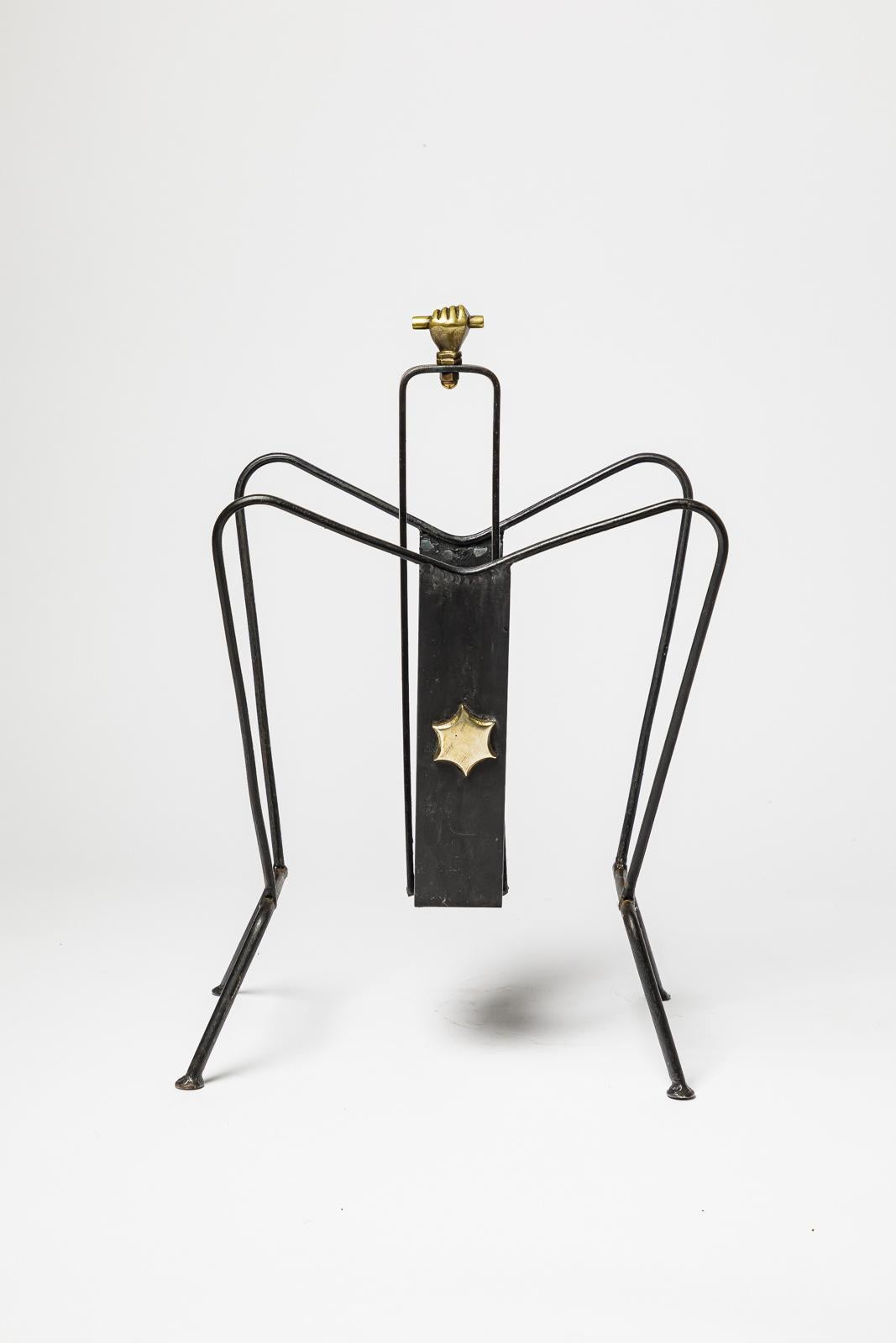 Attribuito a Jacques Adnet

Portariviste con decorazione a stella in metallo nero e ottone dorato

Produzione originale del 1950

Condizioni vintage molto buone

altezza 46 cm 
Grande 29 cm
Profondità 20 cm
