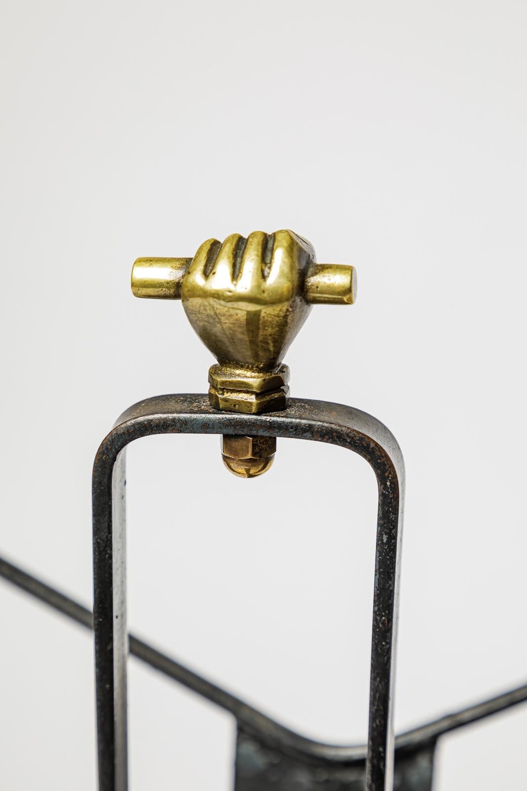 Francese Portariviste in metallo nero e ottone dorato lucido att. al design di Jacques Adnet 1950 in vendita
