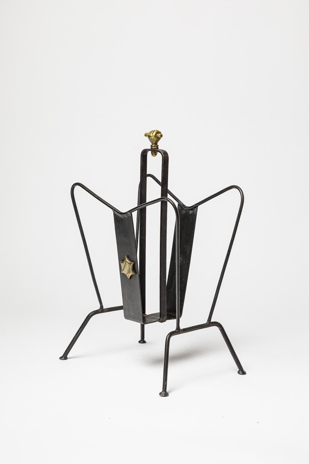 Portariviste in metallo nero e ottone dorato lucido att. al design di Jacques Adnet 1950 In condizioni ottime in vendita a Neuilly-en- sancerre, FR