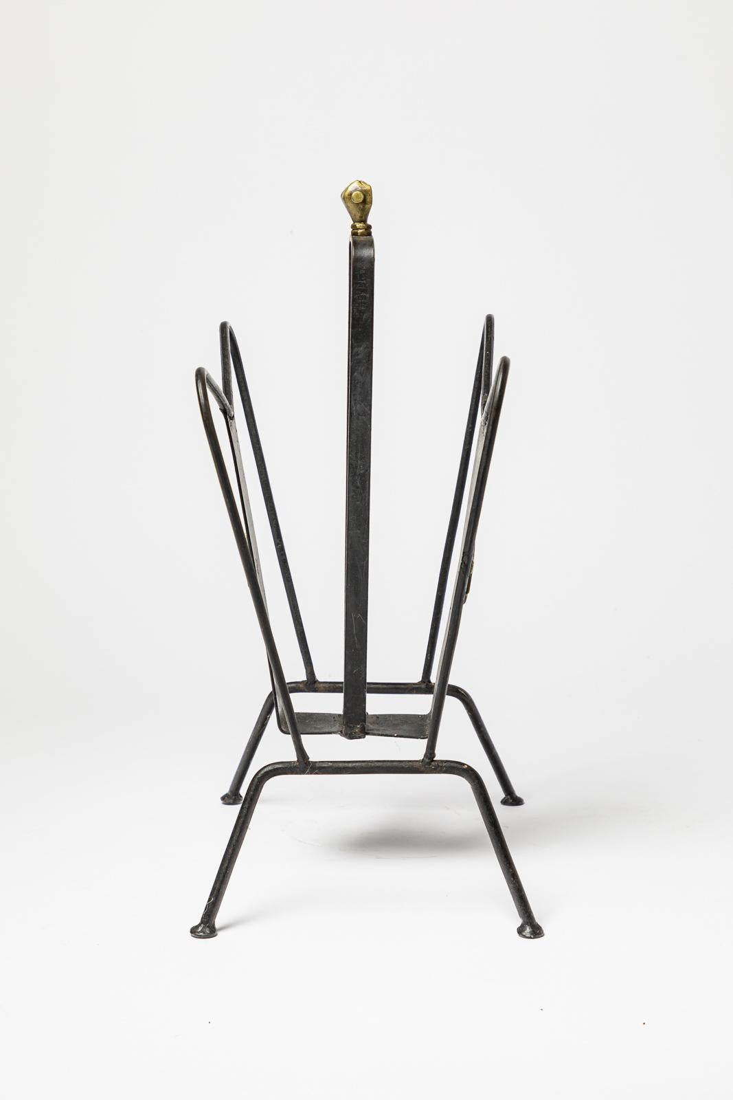 XX secolo Portariviste in metallo nero e ottone dorato lucido att. al design di Jacques Adnet 1950 in vendita