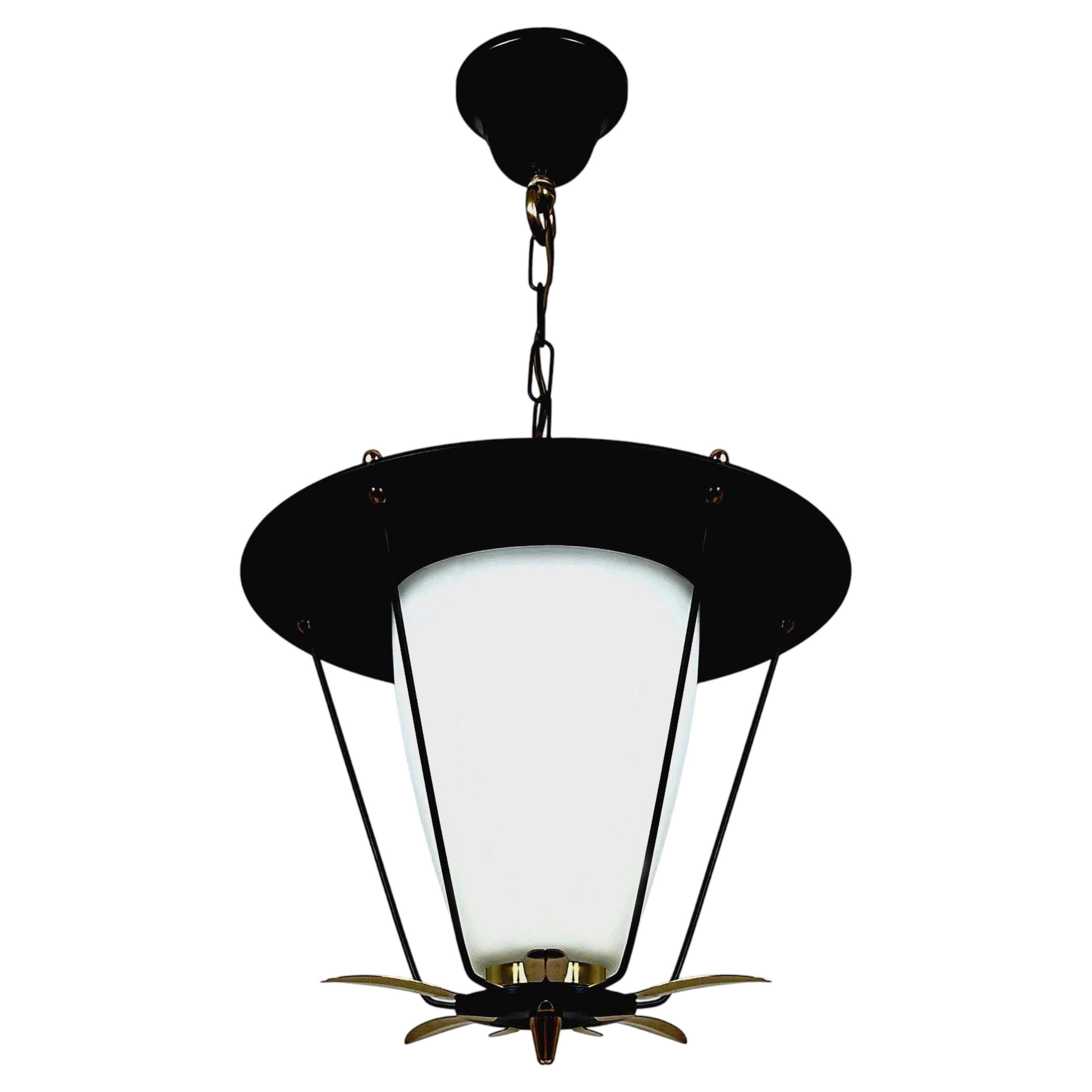 Lanterne en métal noir et opaline blanche avec détails en laiton, France années 1950