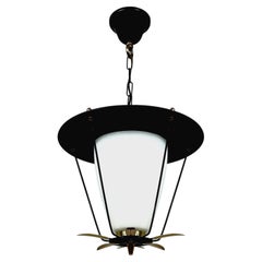 Farol de metal negro y opalina blanca con detalles de latón, Francia Años 50