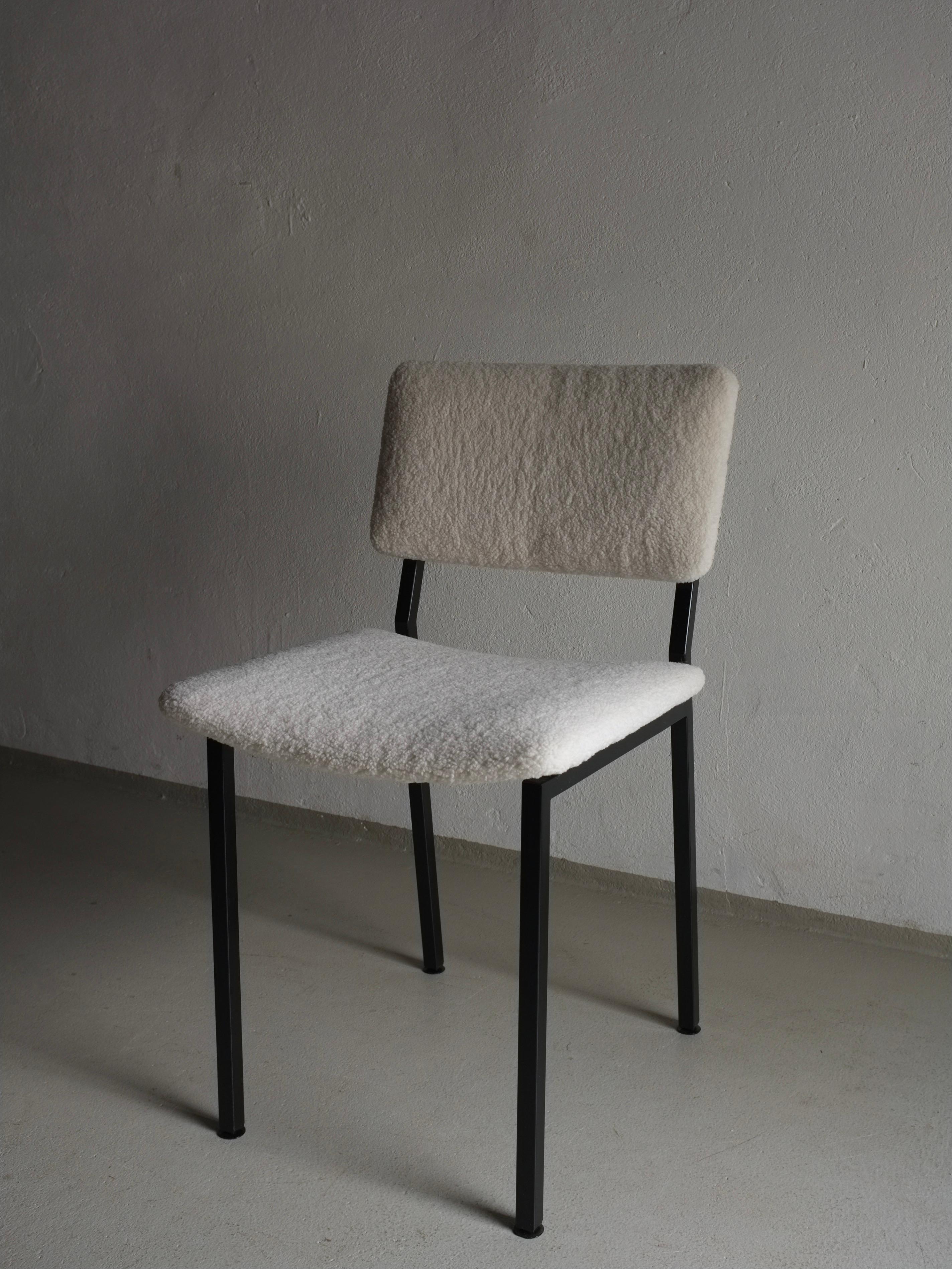 Sedia vintage in metallo nero con nuova imbottitura in bouclé bianco sporco disegnata da Gerrit Veenendaal per Kembo Rhenen.