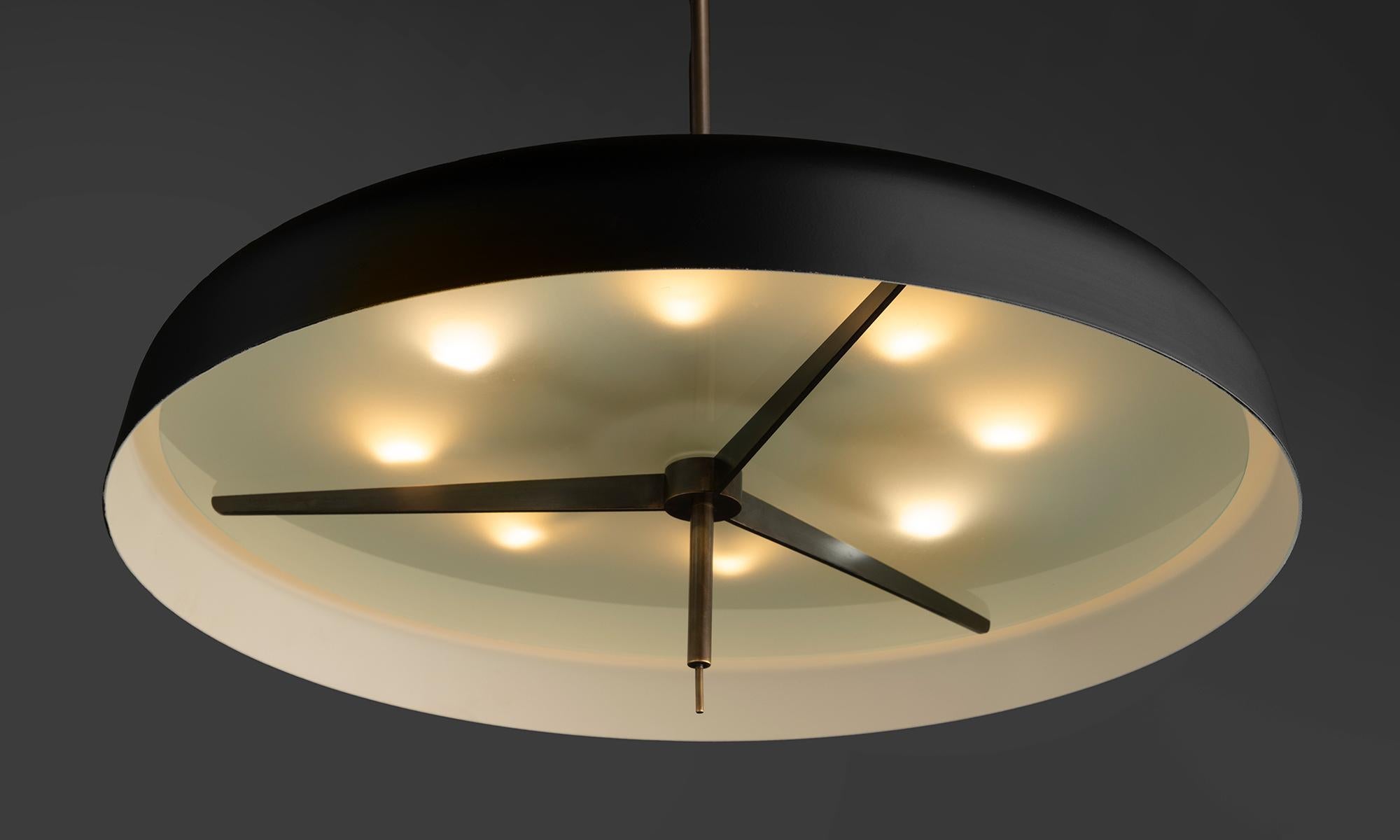 Italiano Lampadario in metallo nero e ottone, Made in Italy in vendita
