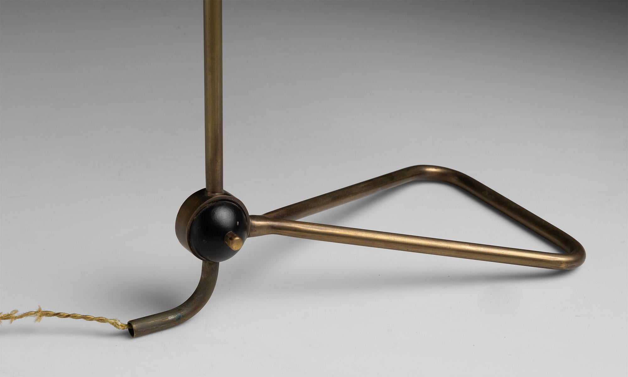 Français Lampe de bureau en métal noir et laiton, France circa 1950