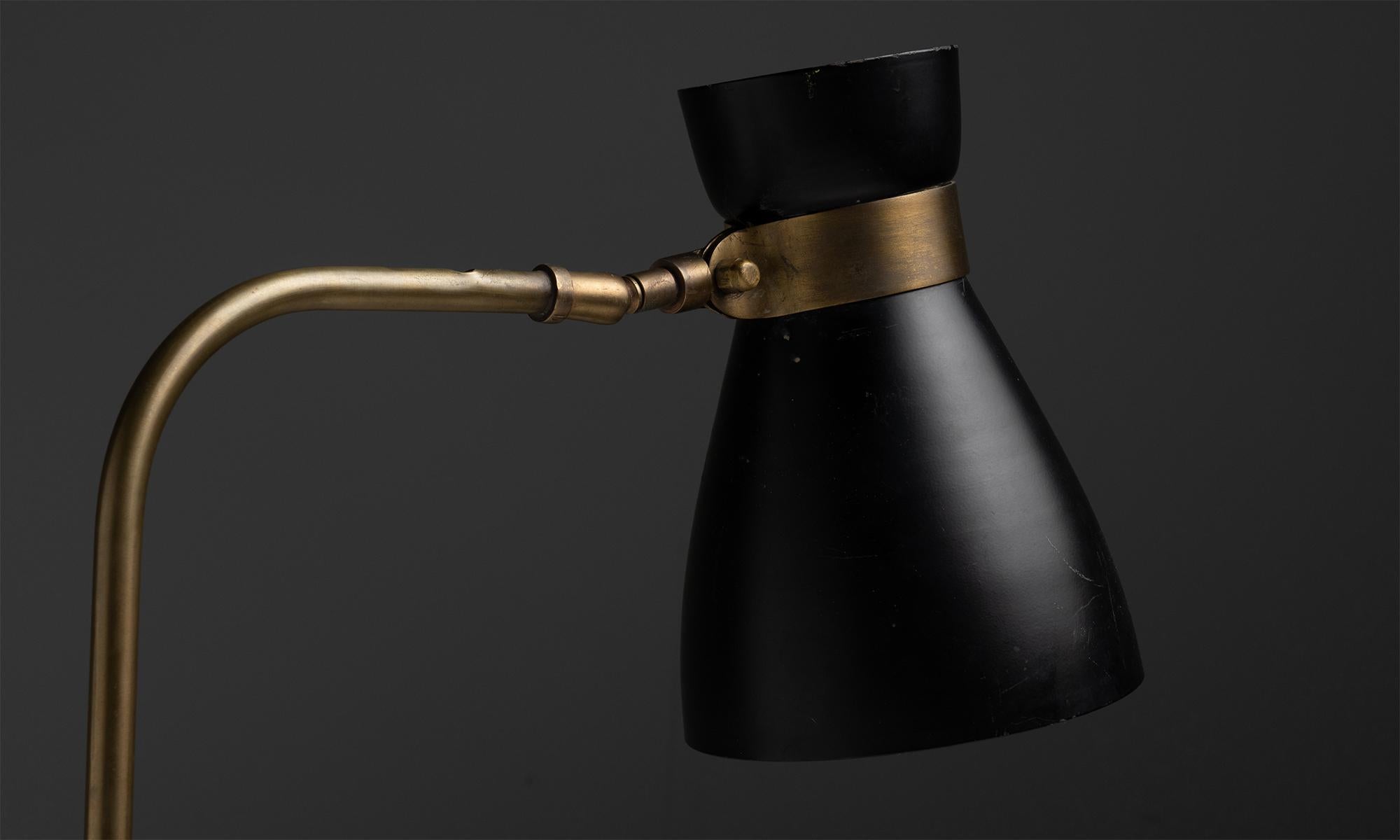 Lampe de bureau en métal noir et laiton, France circa 1950 Bon état à Culver City, CA