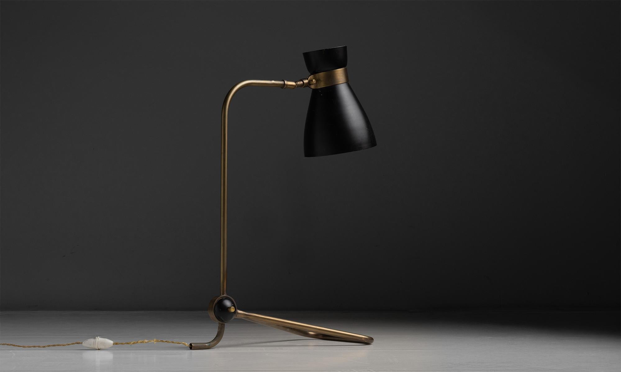 Milieu du XXe siècle Lampe de bureau en métal noir et laiton, France circa 1950
