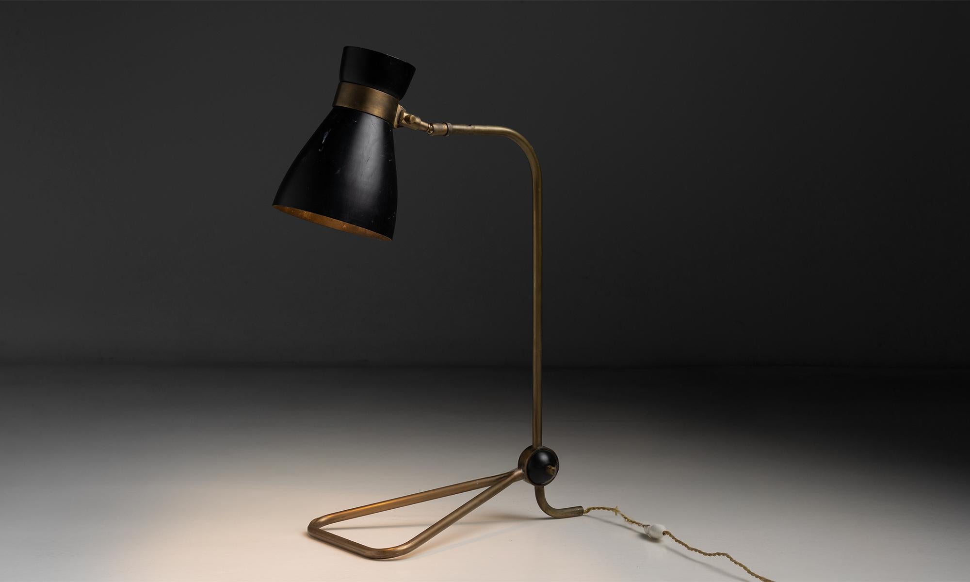 Laiton Lampe de bureau en métal noir et laiton, France circa 1950