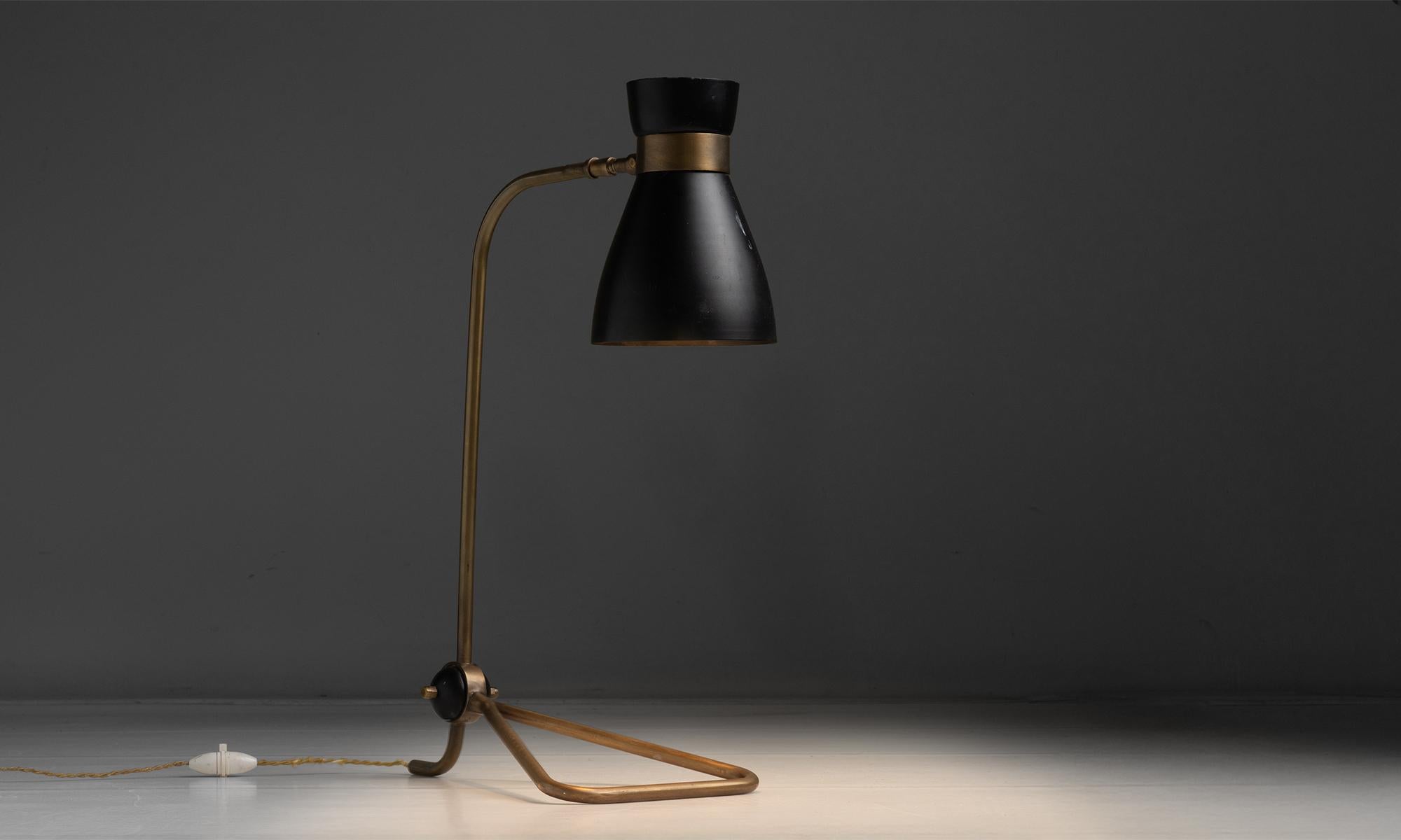 Lampe de bureau en métal noir et laiton, France circa 1950 1