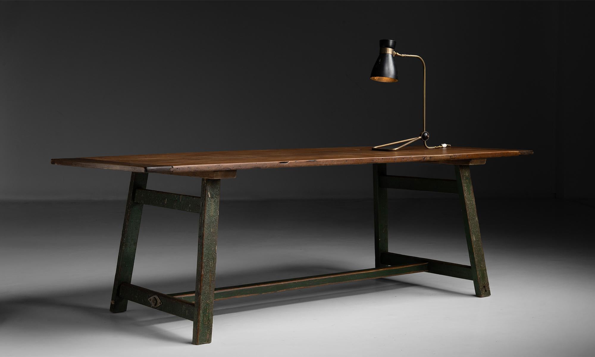 Lampe de bureau en métal noir et laiton, France circa 1950 2