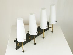 Lampade da parete a 4 luci in metallo nero, ottone e vetro opalino, anni '50, Set di 2
