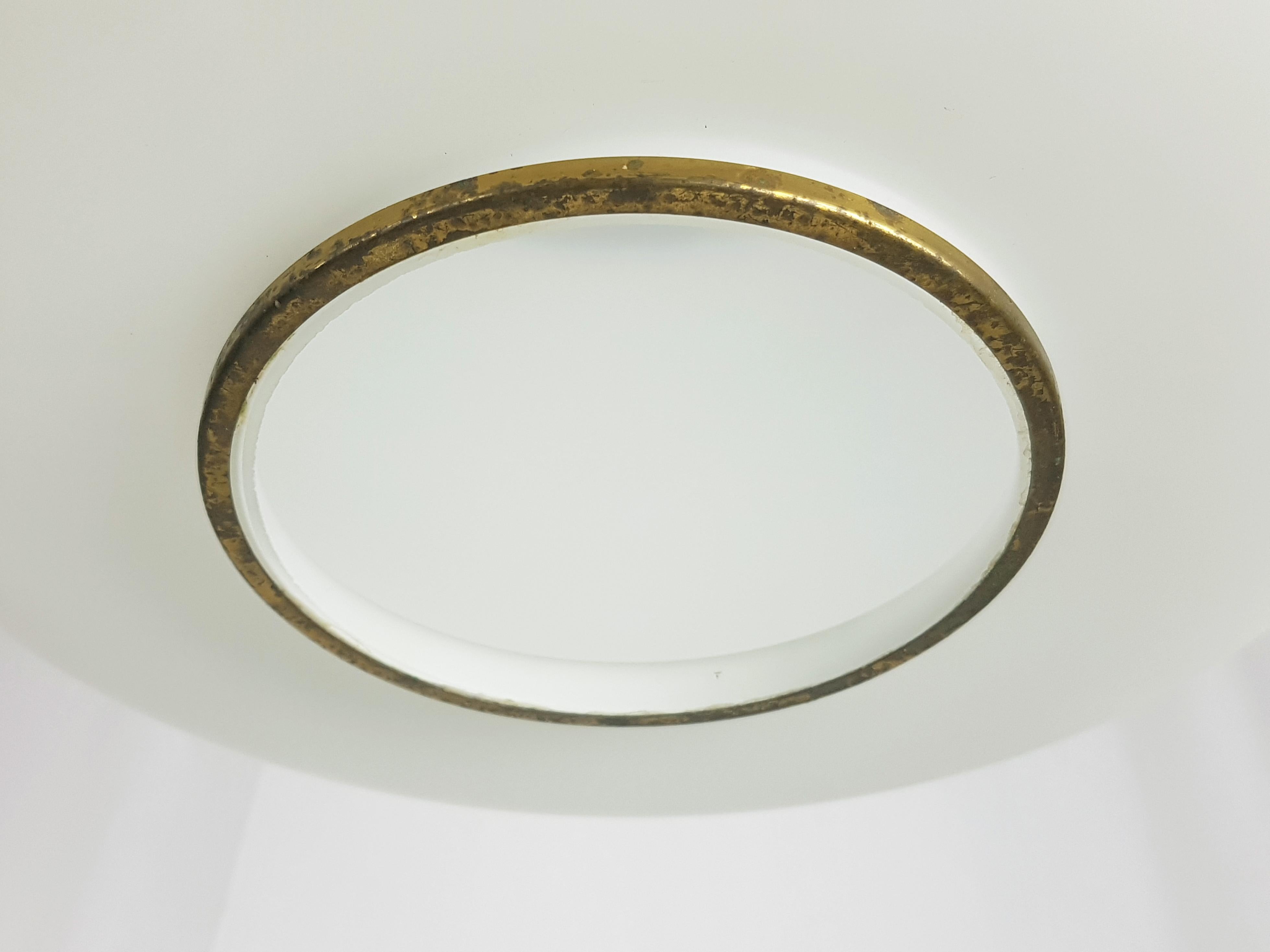 Moderne Pendelleuchte im Stilnovo-Stil aus schwarzem Metall, Messing und Opalglas, Mid-Century Modern (Moderne der Mitte des Jahrhunderts) im Angebot
