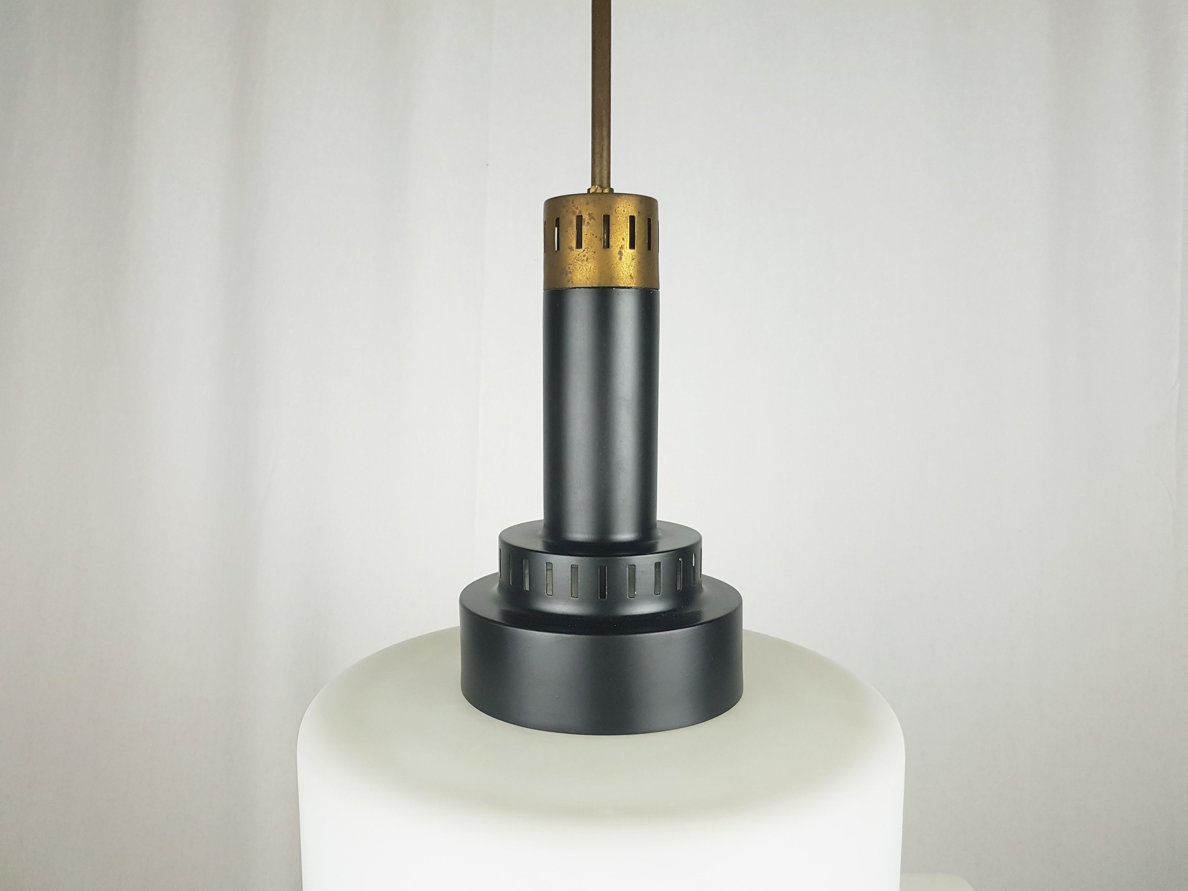 Moderne Pendelleuchte im Stilnovo-Stil aus schwarzem Metall, Messing und Opalglas, Mid-Century Modern im Zustand „Gut“ im Angebot in Varese, Lombardia