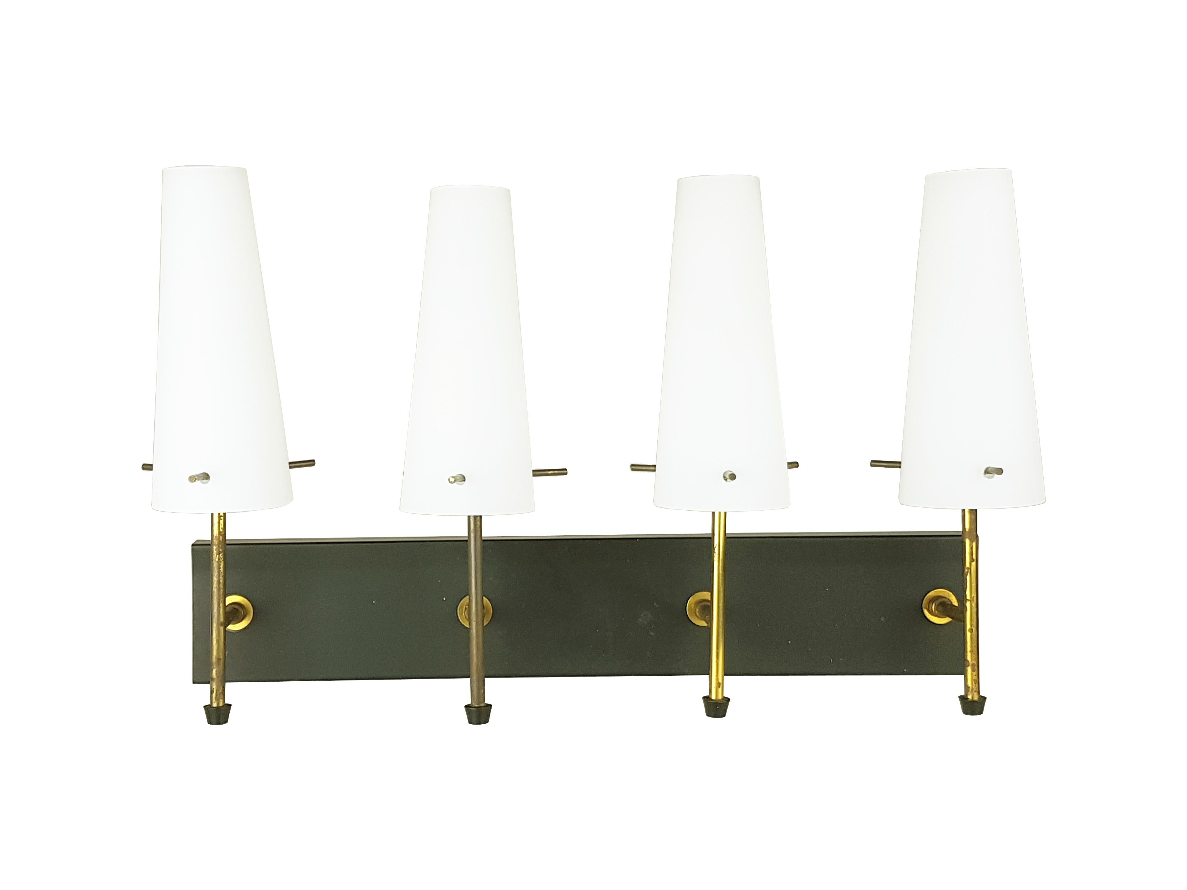 Set of 5 wall lamps made in Italy in the 1950s.
Each lamp is equipped with 4 lamp holders with relative sandblasted glass lampshades supported by 3 cylindrical brass supports.
Main support in folded and painted sheet metal with brass
