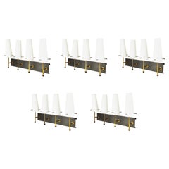 Set von 5 Wandleuchten aus schwarzem Metall, Messing und Opalglas mit 4 Lampenschirmen