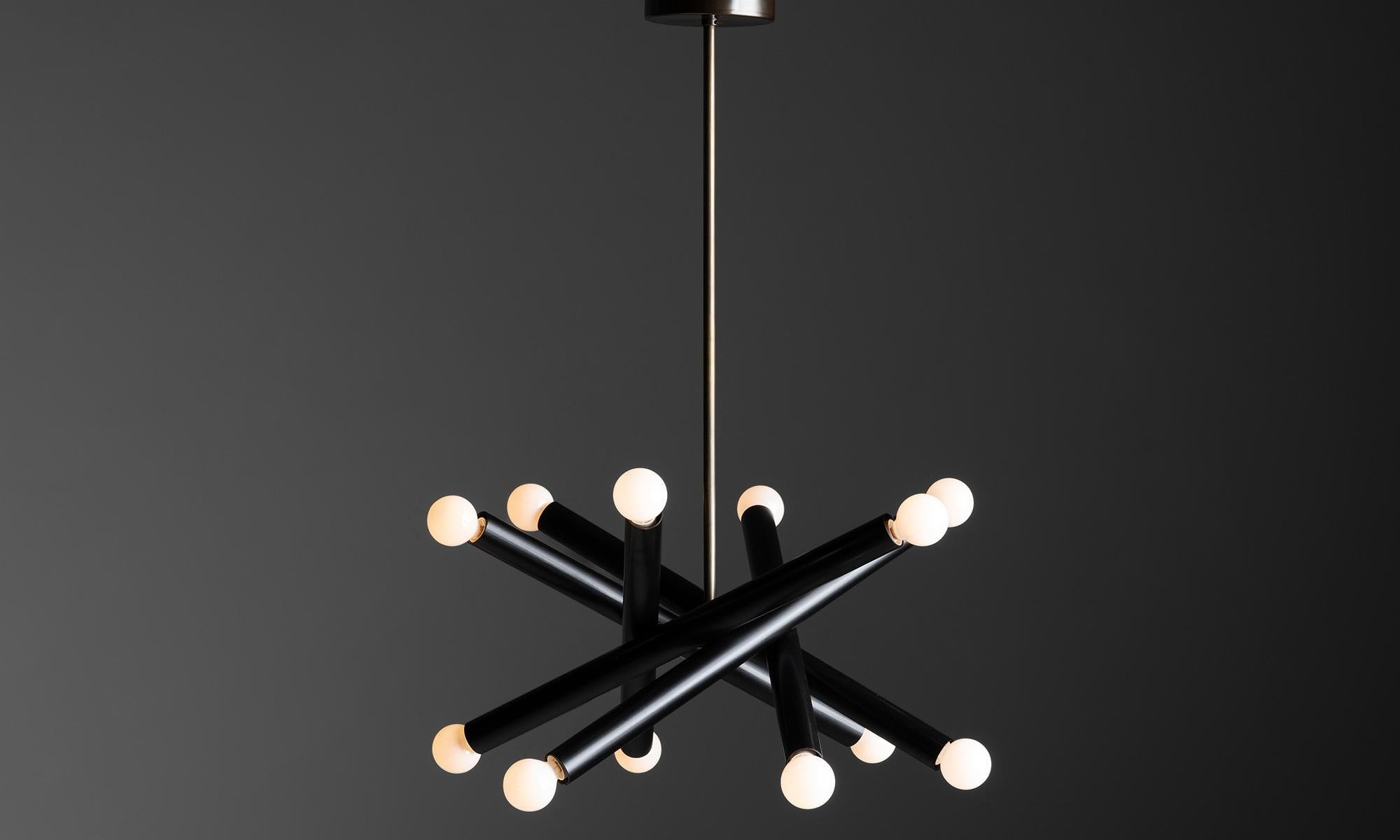 Lampadario tubolare in metallo nero e ottone
Prodotto in Italia
Serie di tubi di metallo nero su asta di ottone.
21 