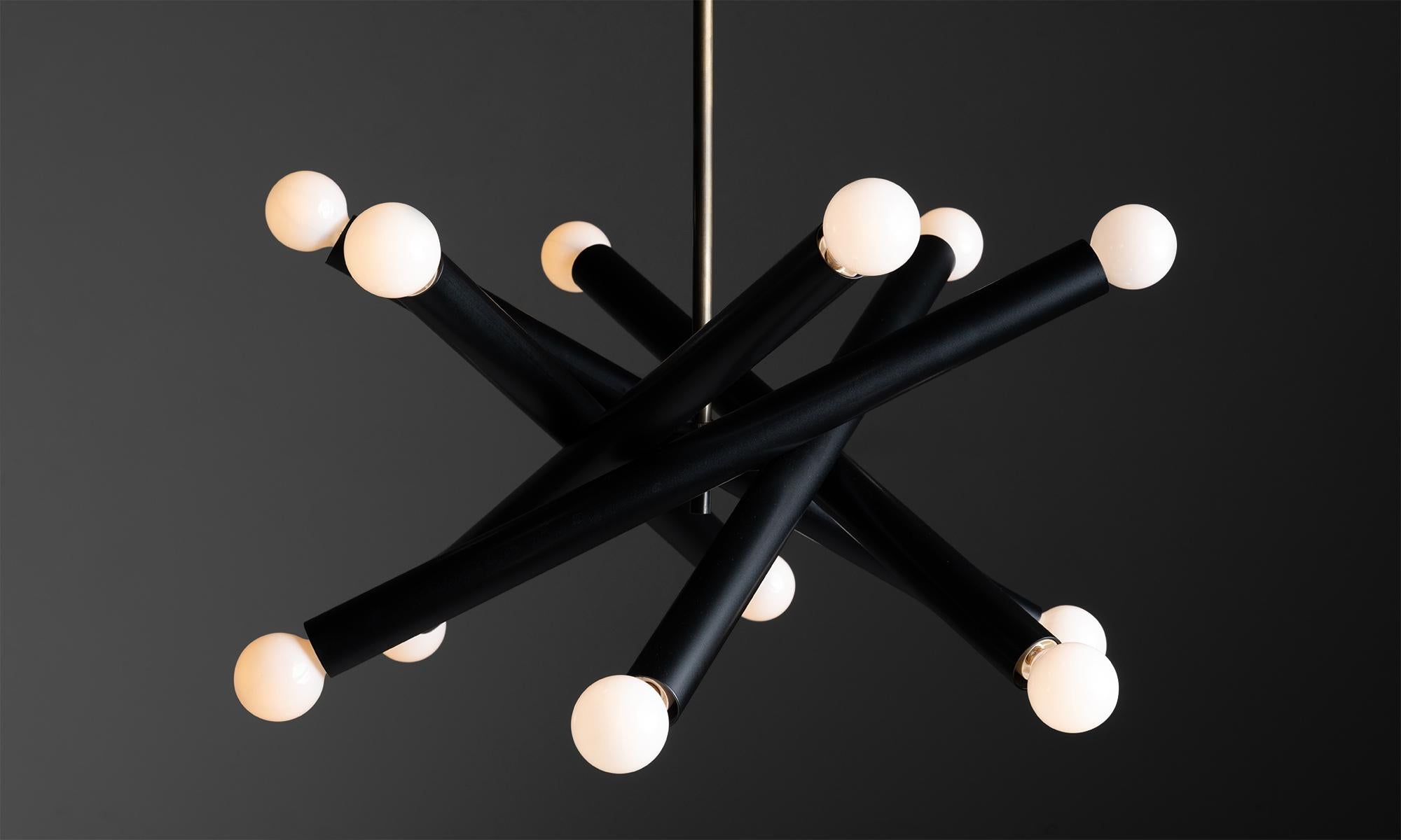 Italiano Lampadario tubolare in metallo nero e ottone, Made in Italy in vendita