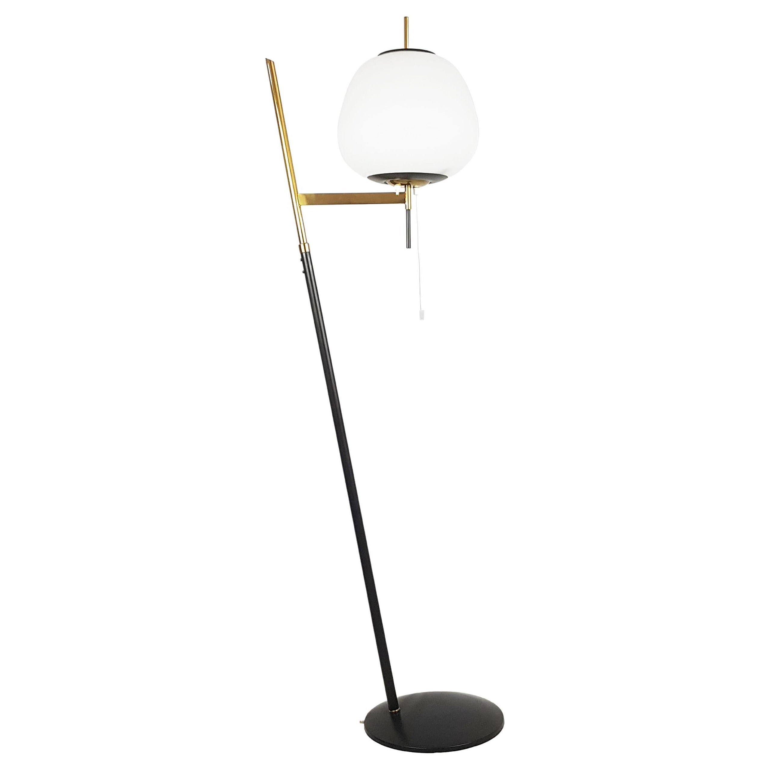 Stehlampe aus schwarzem Metall, Messing und weißem Glas, Stilnovo zugeschrieben, 1950er Jahre