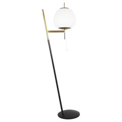 Lampada da terra in metallo nero, ottone e vetro bianco attribuita a Stilnovo, anni '50