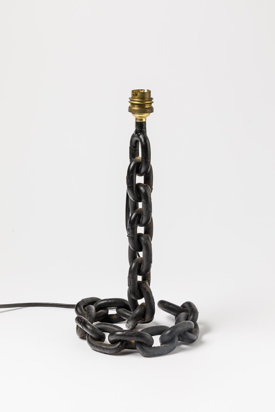 Black Metal Chain Table Lamp circa 1960 Design French Lighting  In Good Condition For Sale In Neuilly-en- sancerre, FR