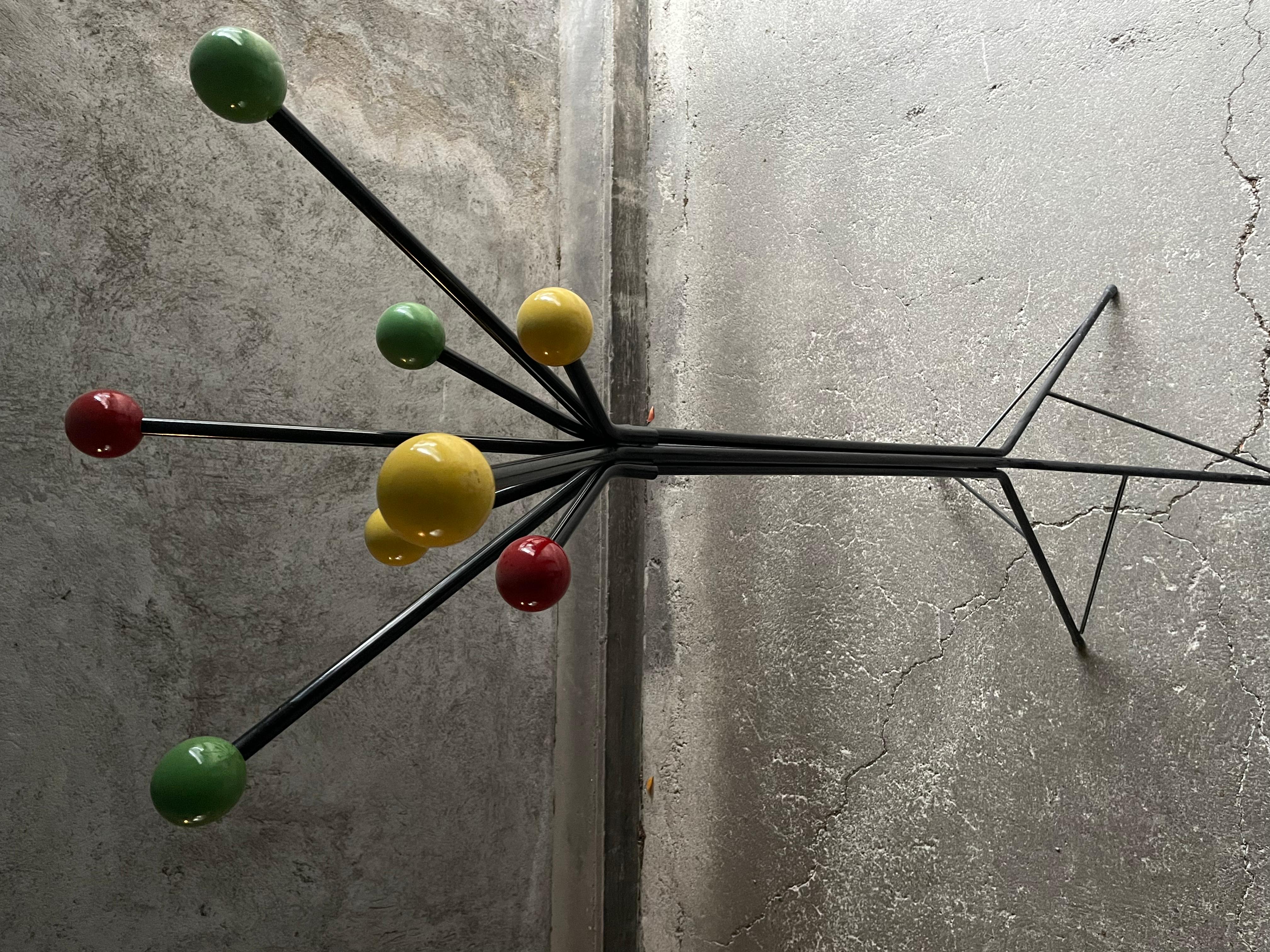 Black metal coat rack and polychrome balls, 1950s In Good Condition In GRENOBLE, FR