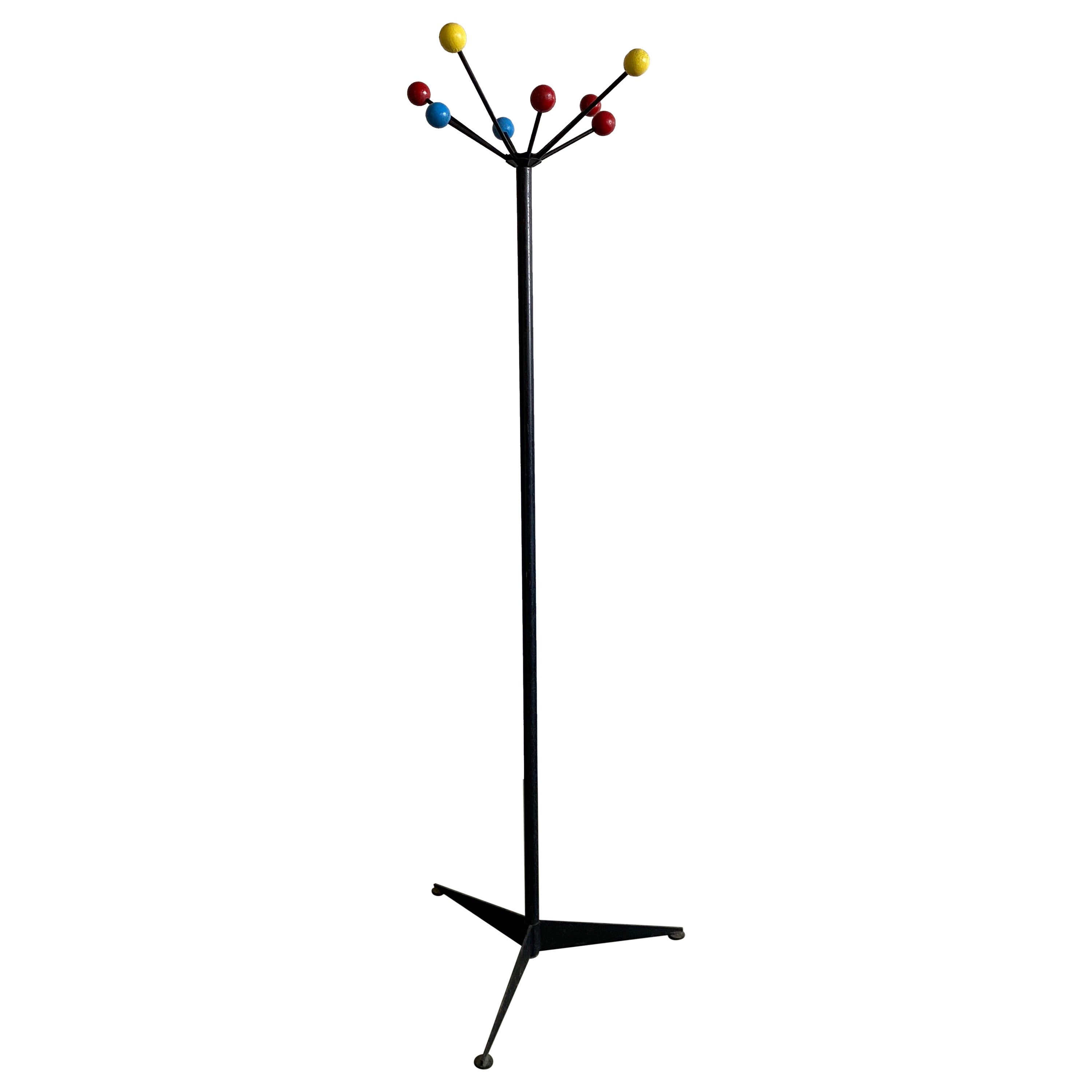 Porte-manteau en métal noir avec boules en bois colorées en vente