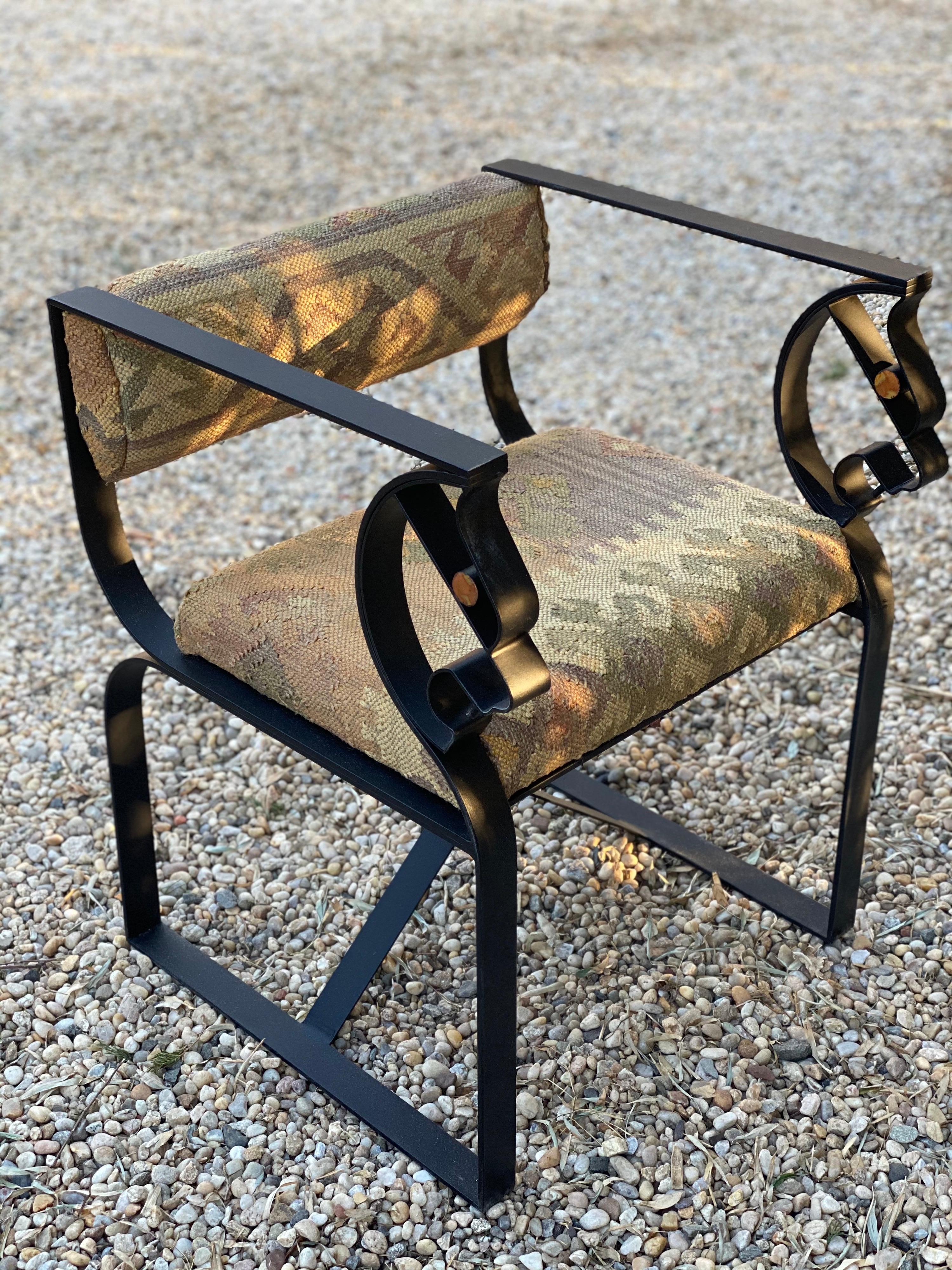 Sessel aus schwarzem Metall mit Kilim-Polsterung.
Vintage-Kilim-Teppich neu gepolstert auf Sitz und Rücken. Lackiert in schwarzer Ausführung.
Maße: 20.75