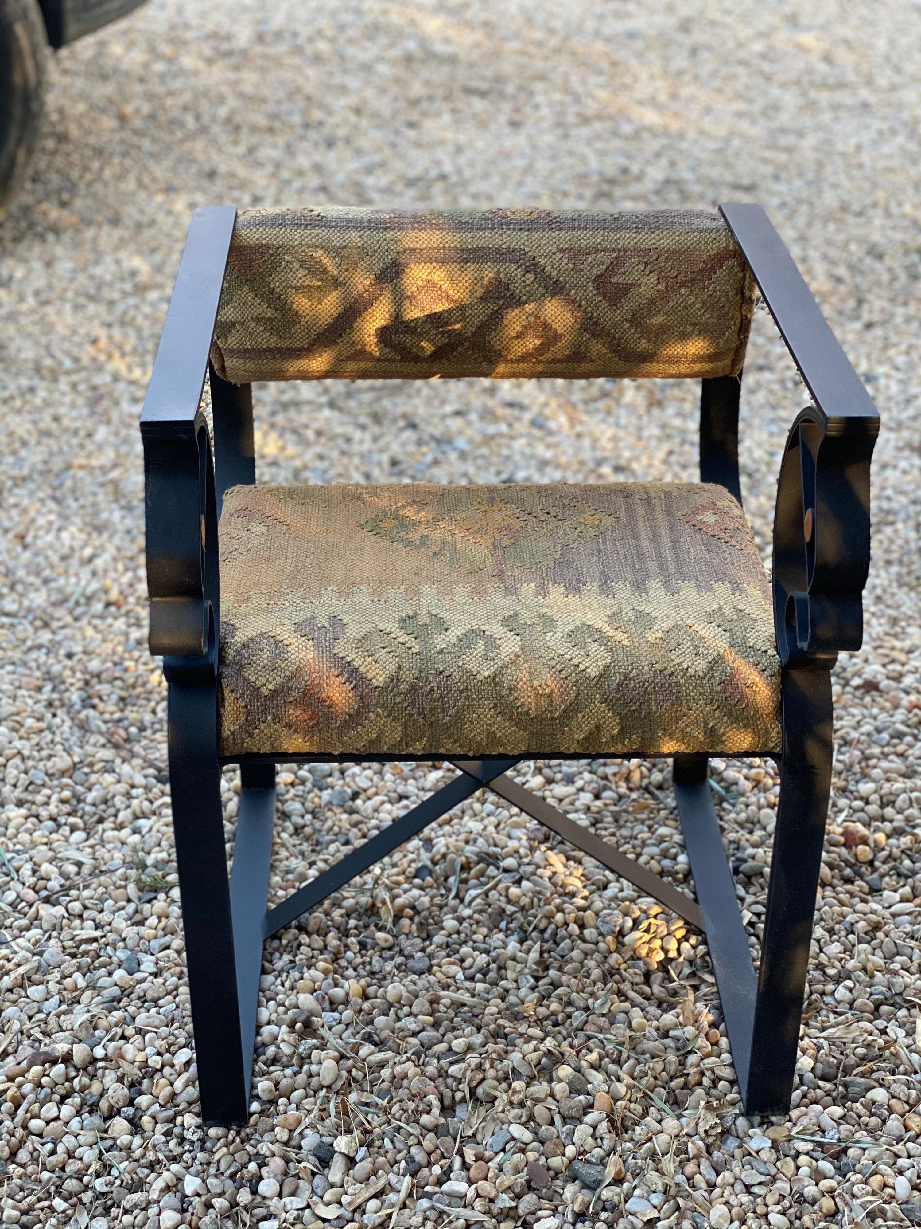 Maßgefertigter Sessel aus schwarzem Metall mit Kelim-Polsterung (amerikanisch) im Angebot