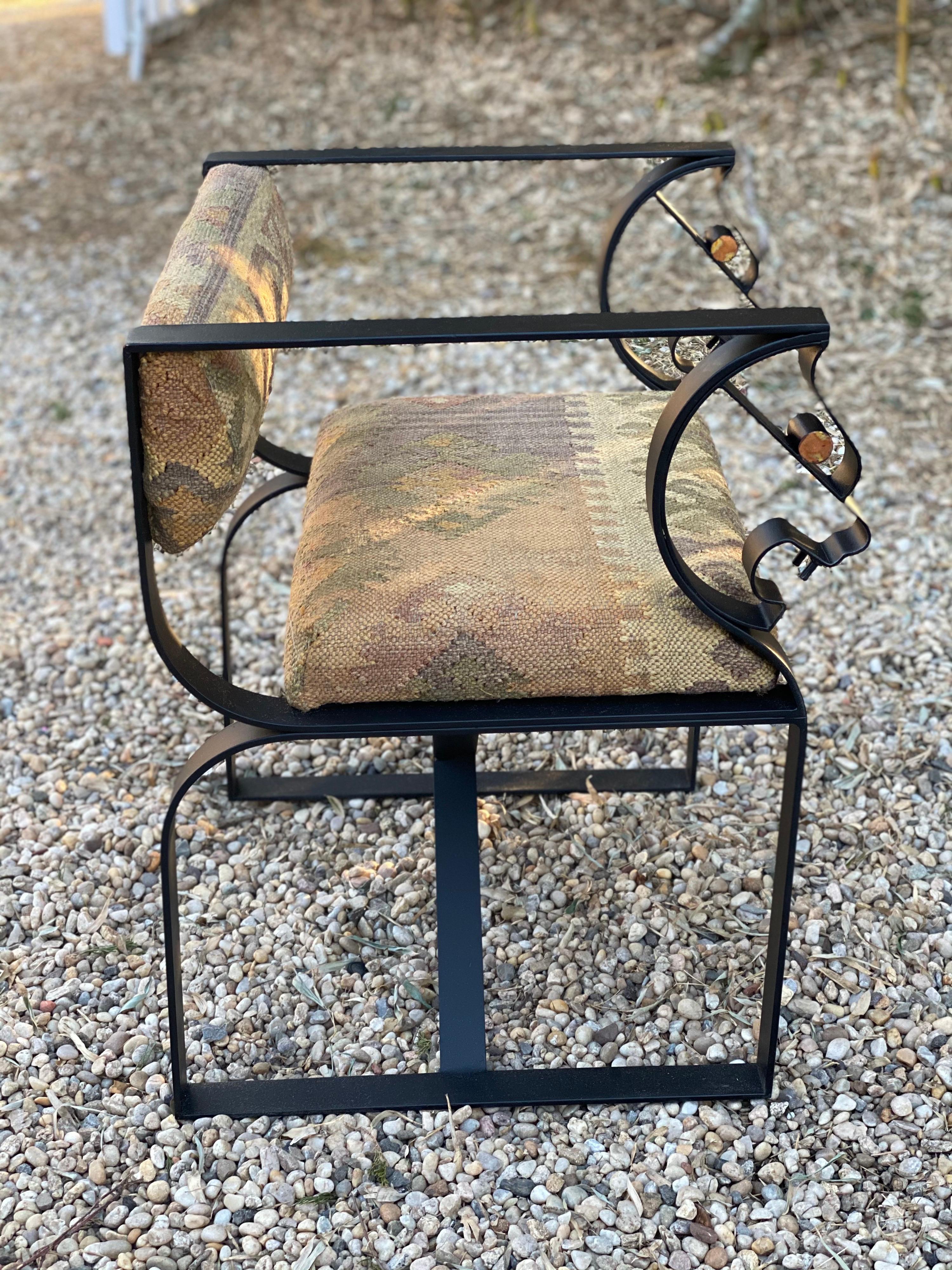 Maßgefertigter Sessel aus schwarzem Metall mit Kelim-Polsterung im Zustand „Gut“ im Angebot in Southampton, NY