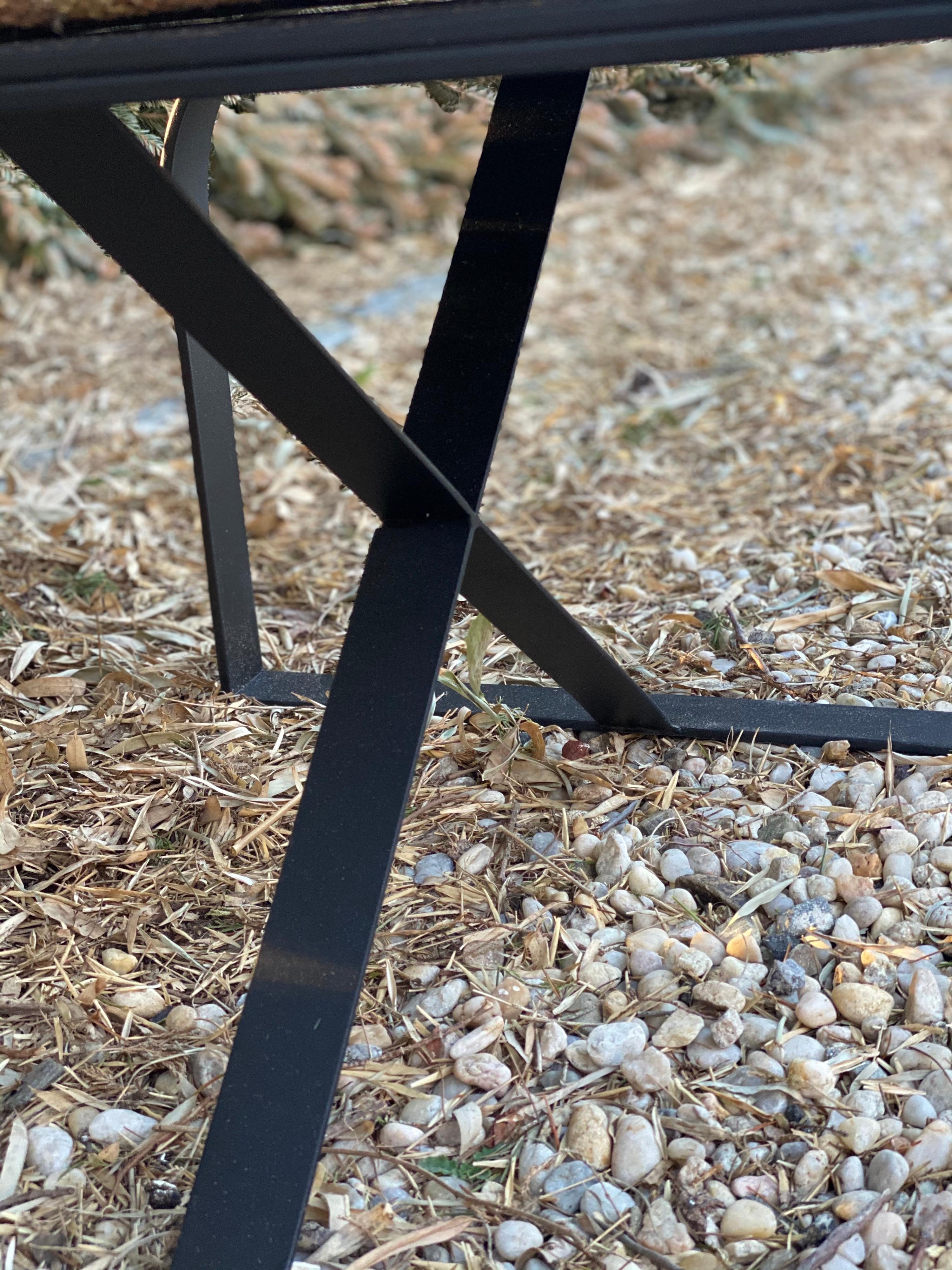 Maßgefertigter Sessel aus schwarzem Metall mit Kelim-Polsterung im Angebot 1