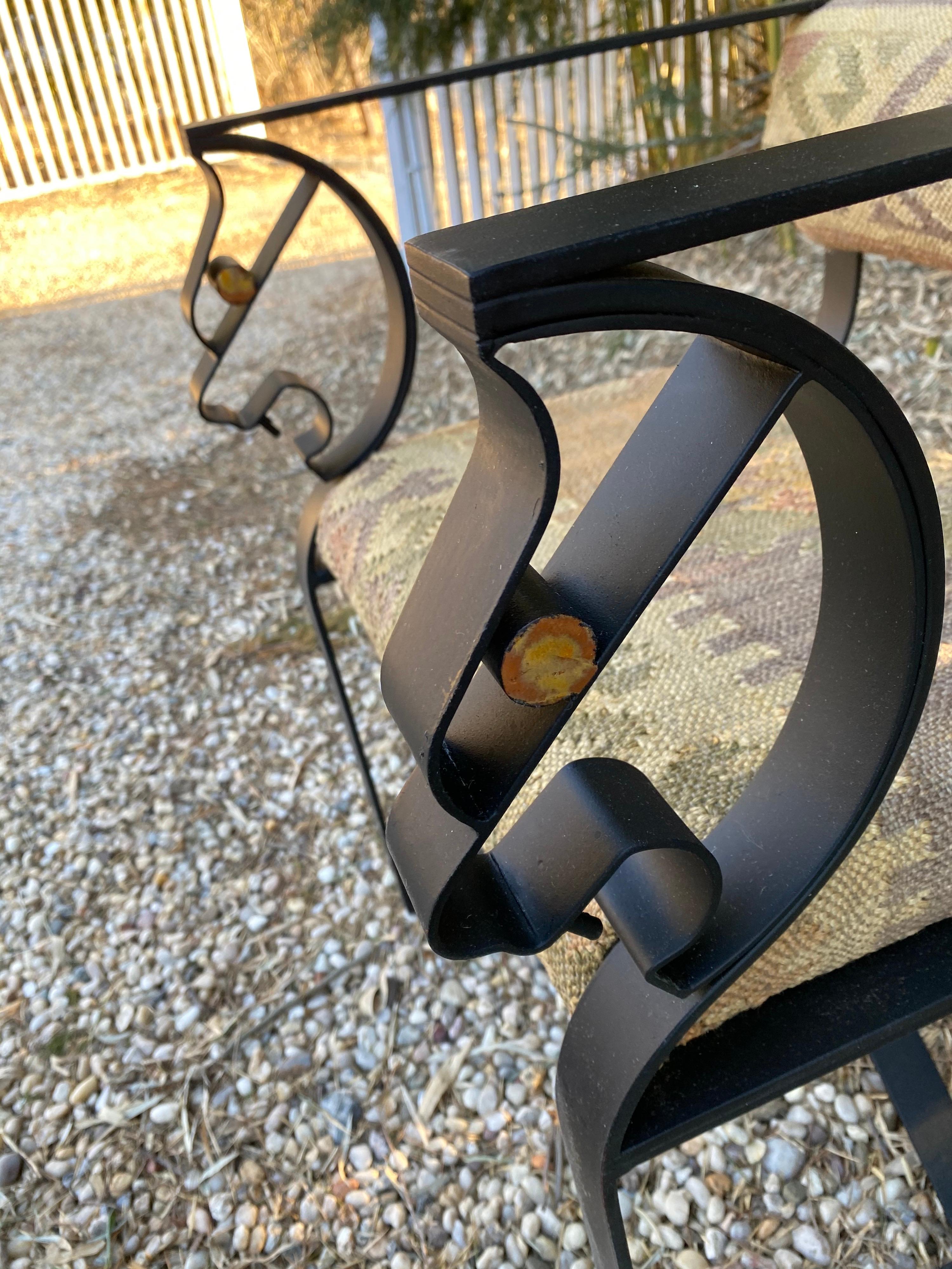 Maßgefertigter Sessel aus schwarzem Metall mit Kelim-Polsterung im Angebot 3