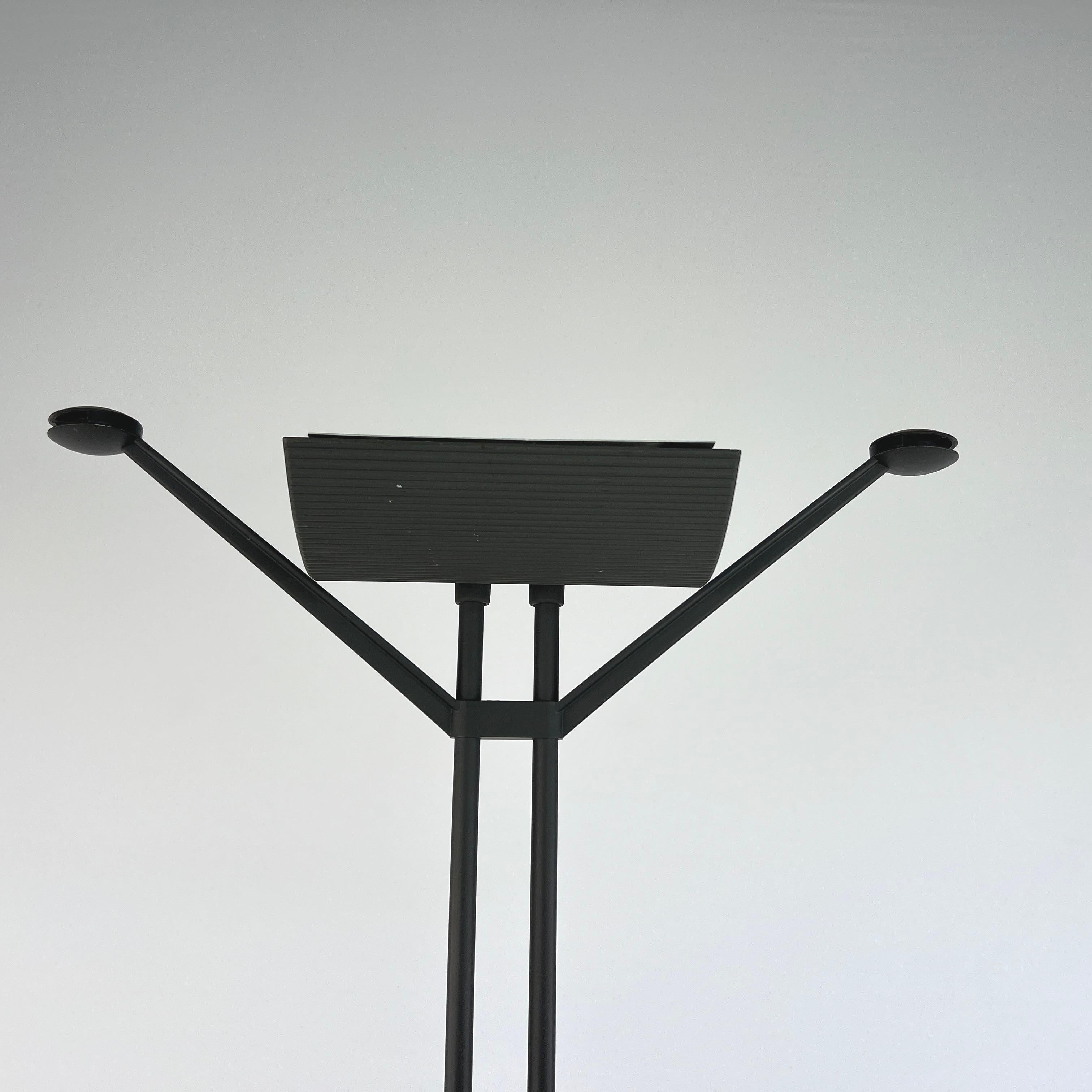 Stehlampe aus schwarzem Metall von Relco, Italien (Moderne der Mitte des Jahrhunderts) im Angebot