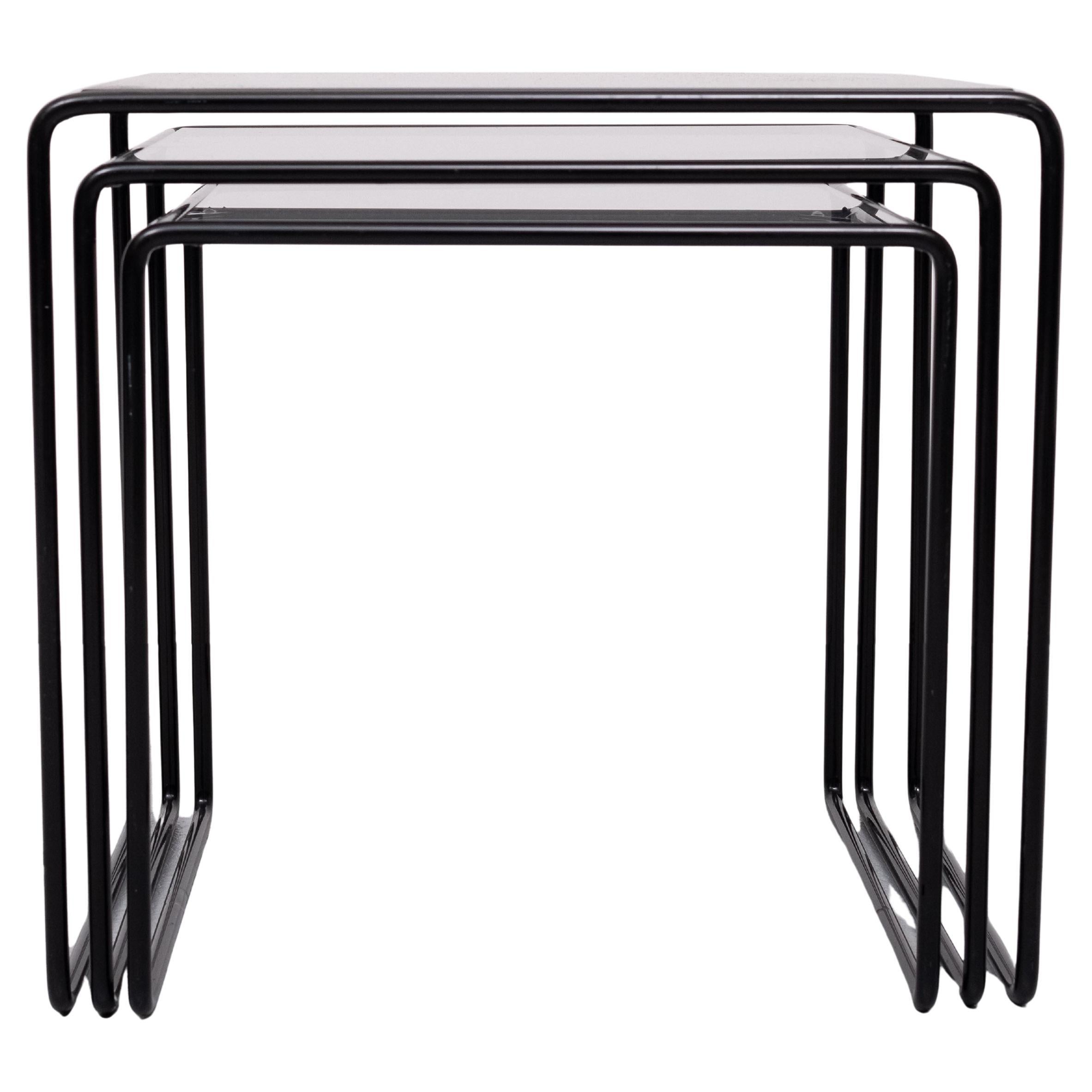 Sehr schön Vintage Verschachtelungstische . Satz von 3  Schwarzer Metallrahmen, kommt mit 
Glasaufsätze .Bauhaus-Stil . Guter Zustand. 