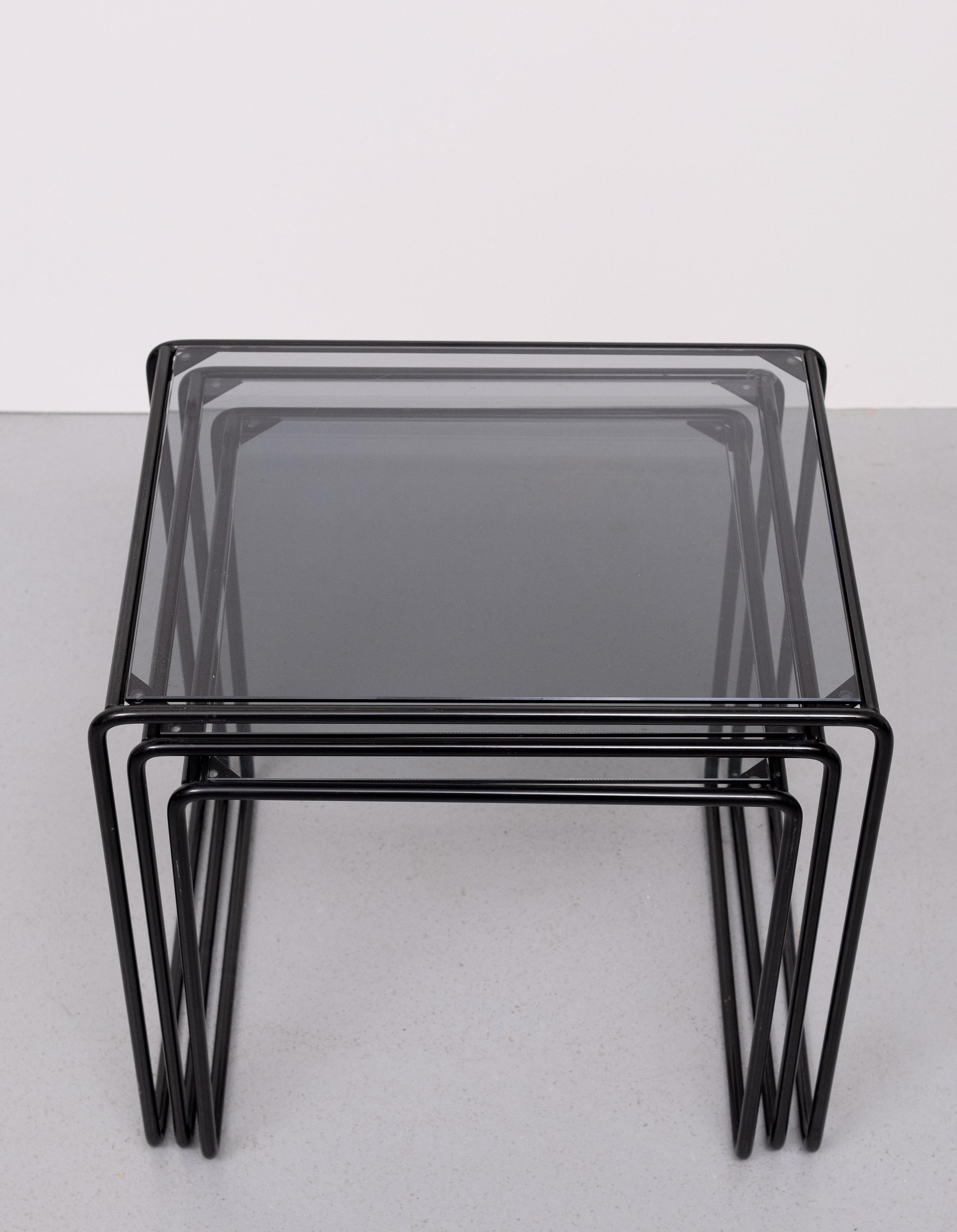 Schachteltische mit schwarzem Metallrahmen im Bauhaus-Stil  Deutsche 1970er Jahre im Zustand „Gut“ im Angebot in Den Haag, NL