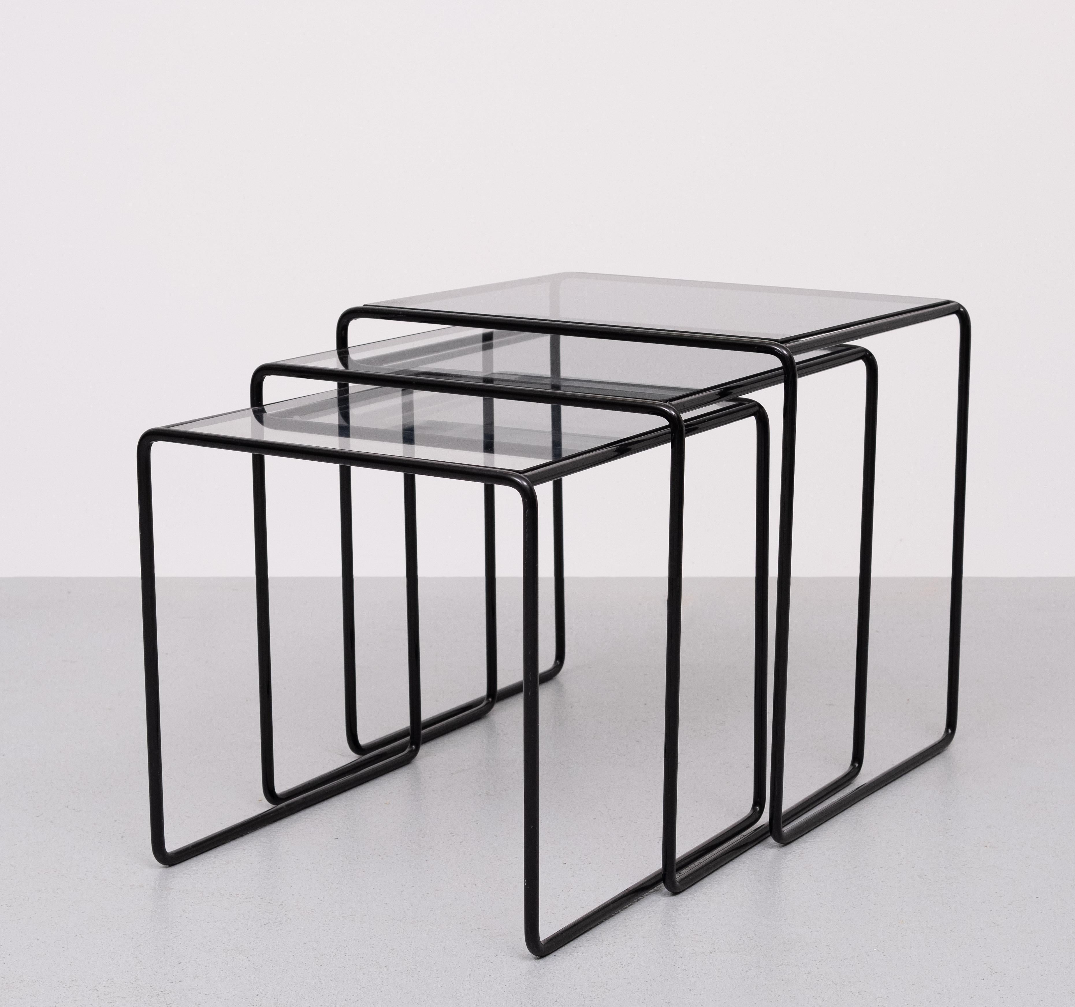 Schachteltische mit schwarzem Metallrahmen im Bauhaus-Stil  Deutsche 1970er Jahre (Ende des 20. Jahrhunderts) im Angebot