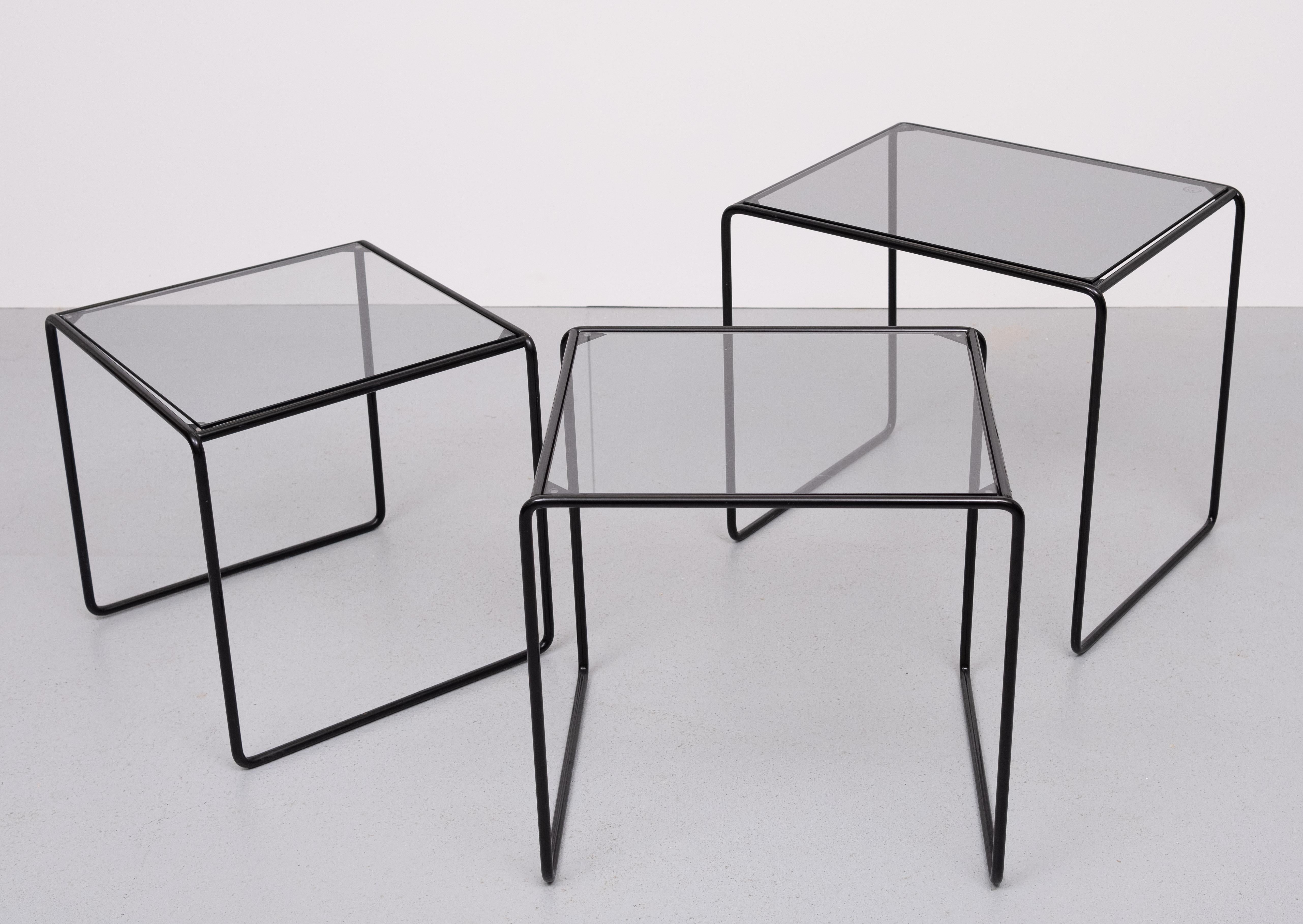 Schachteltische mit schwarzem Metallrahmen im Bauhaus-Stil  Deutsche 1970er Jahre im Angebot 1