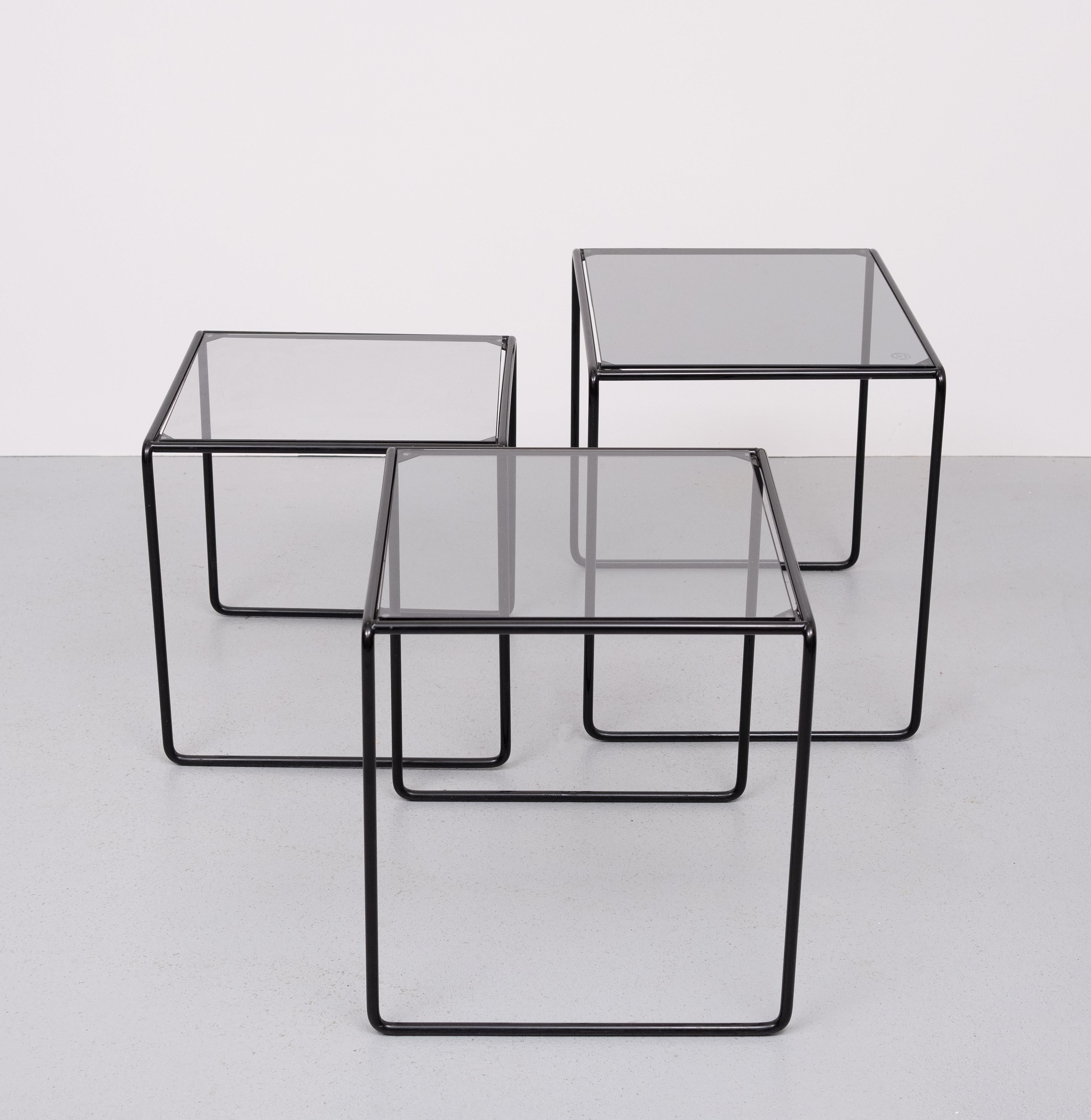 Schachteltische mit schwarzem Metallrahmen im Bauhaus-Stil  Deutsche 1970er Jahre im Angebot 2