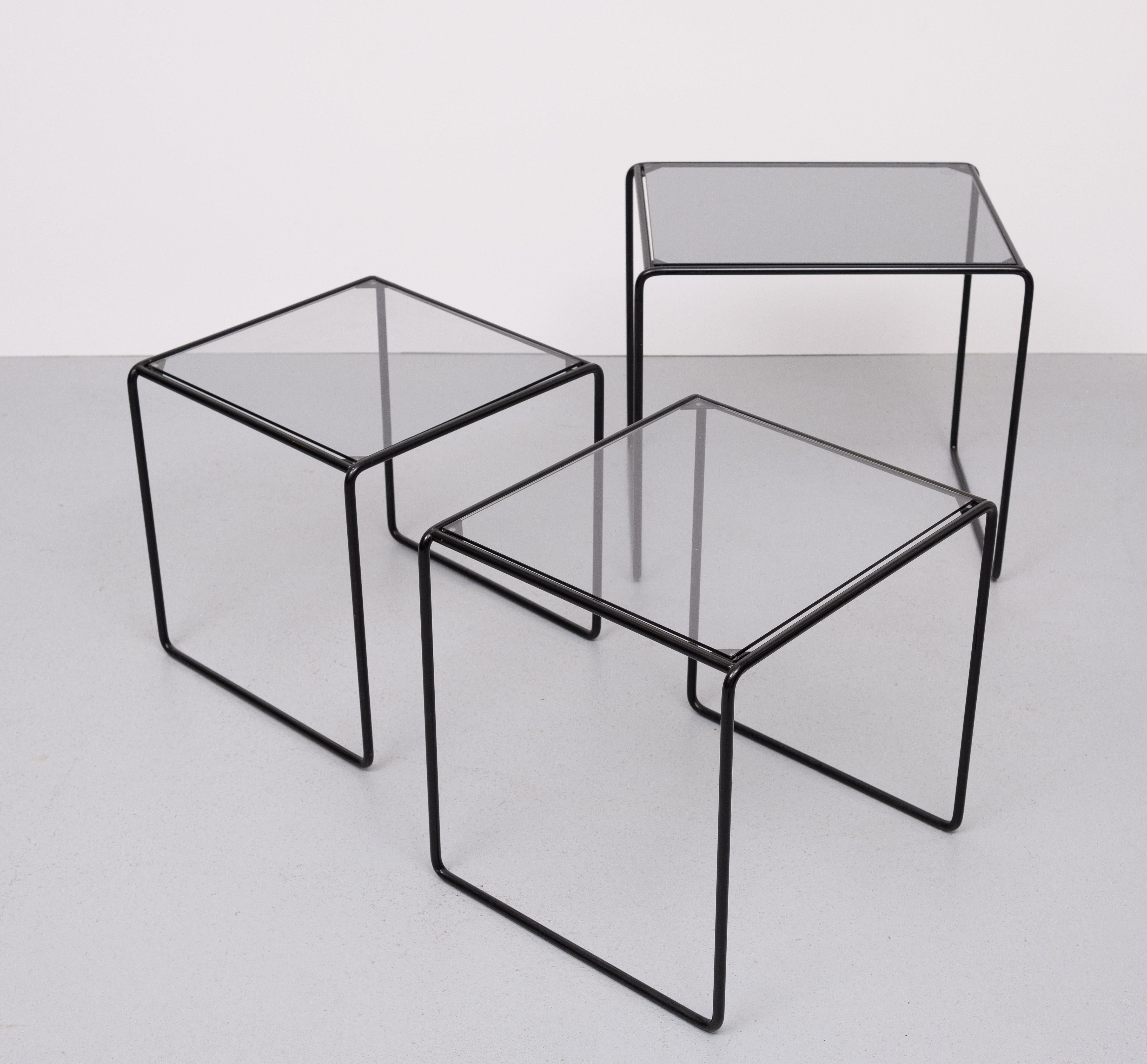 Schachteltische mit schwarzem Metallrahmen im Bauhaus-Stil  Deutsche 1970er Jahre im Angebot 3