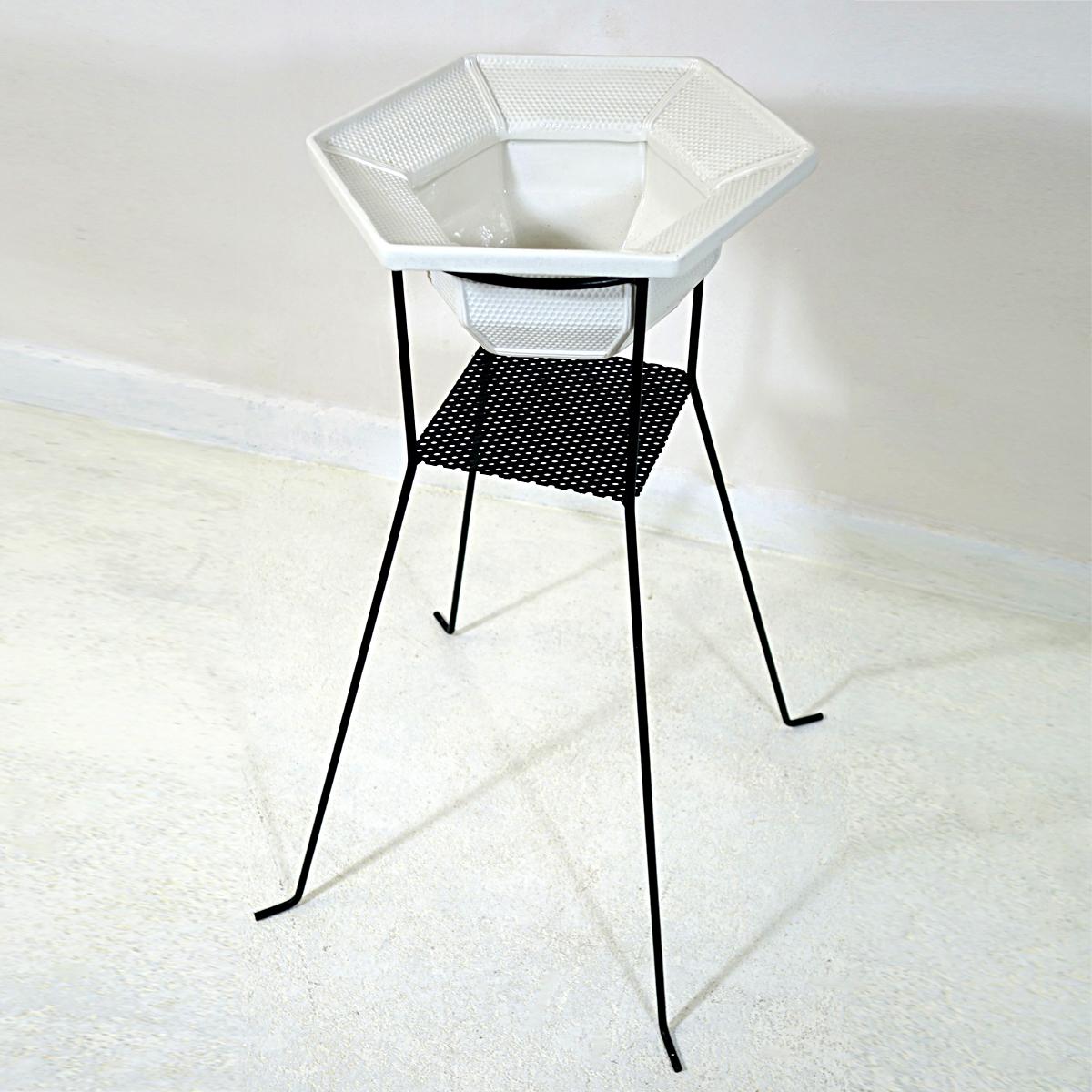 Black Metal Frame Plant Stand and White Ceramic Planter in the Style of Pilastro In Good Condition For Sale In Doornspijk, NL