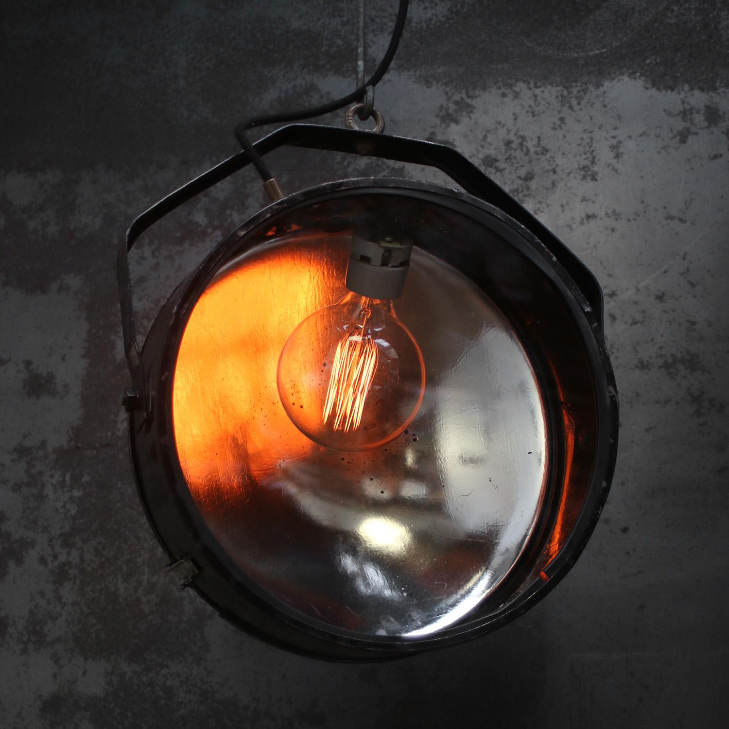 Iron, industrial mirror pedant light, spotlight.
Black metal, inside painted mirror and clear glass.
Rotatable arm

Weight: 3.80 kg / 8.4 lb

Priced per individual item. All lamps have been made suitable by international standards for incandescent