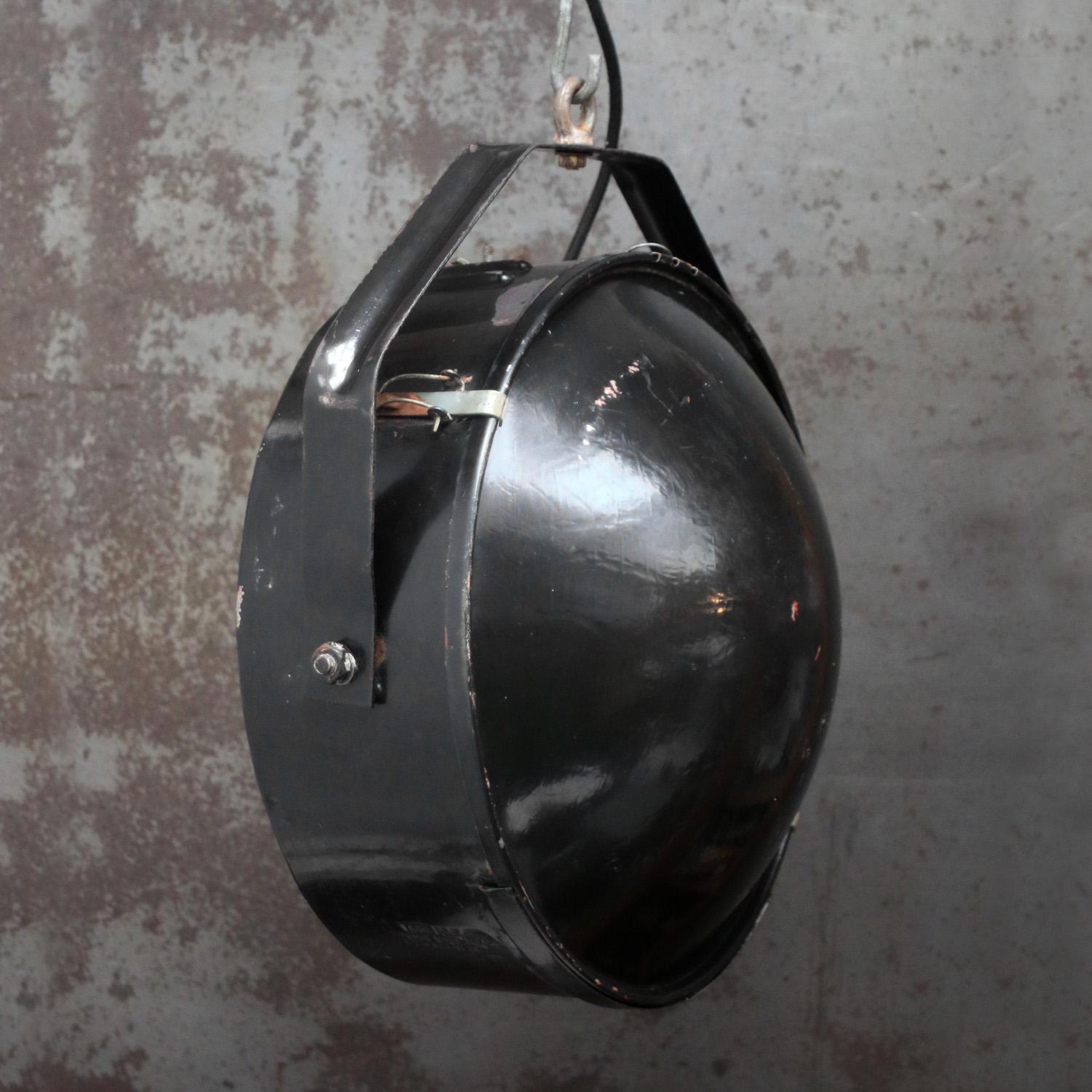 20ième siècle Miroir industriel en métal noir Spotlights Lights suspendus en vente