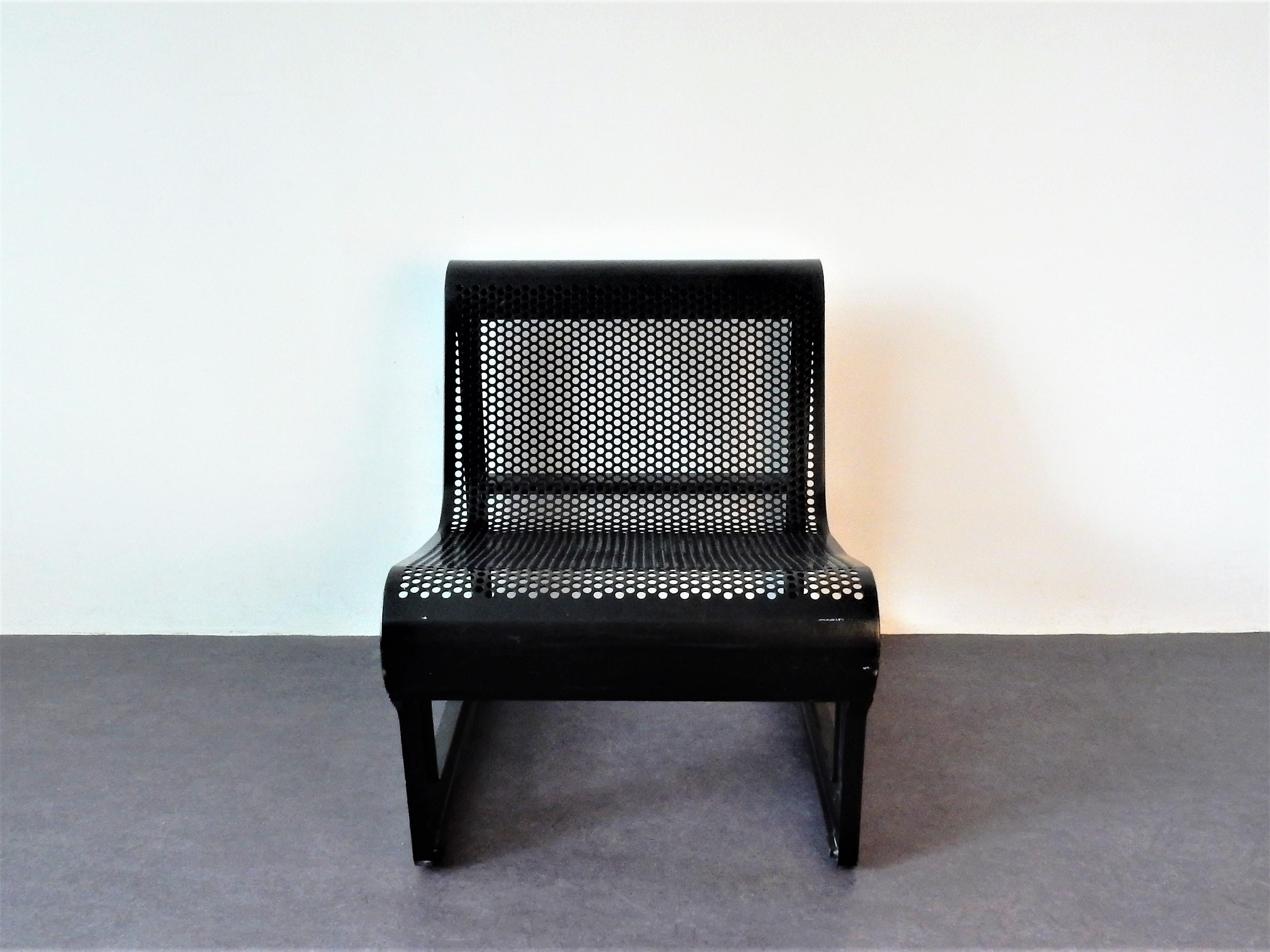 This solid and elegant chair was designed by Nel Verschuuren for Artifort in The Netherlands in 1983. It has a perforated steel plate seat and a cast aluminum frame. It was also produced in a 2-, 3-, and 4-seater bench and matching side table. The