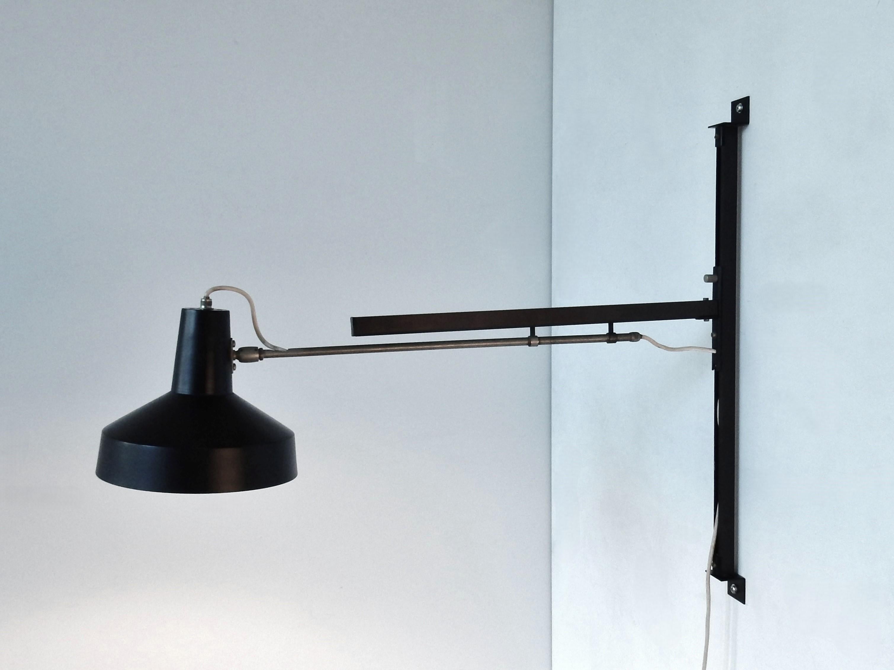 Questa lampada da parete multi-regolabile, modello WL 8579, è stata realizzata per Hiemstra Evolux negli anni '60. Il braccio di questa lampada può essere regolato in lunghezza, può essere spostato da sinistra a destra e può essere regolato in